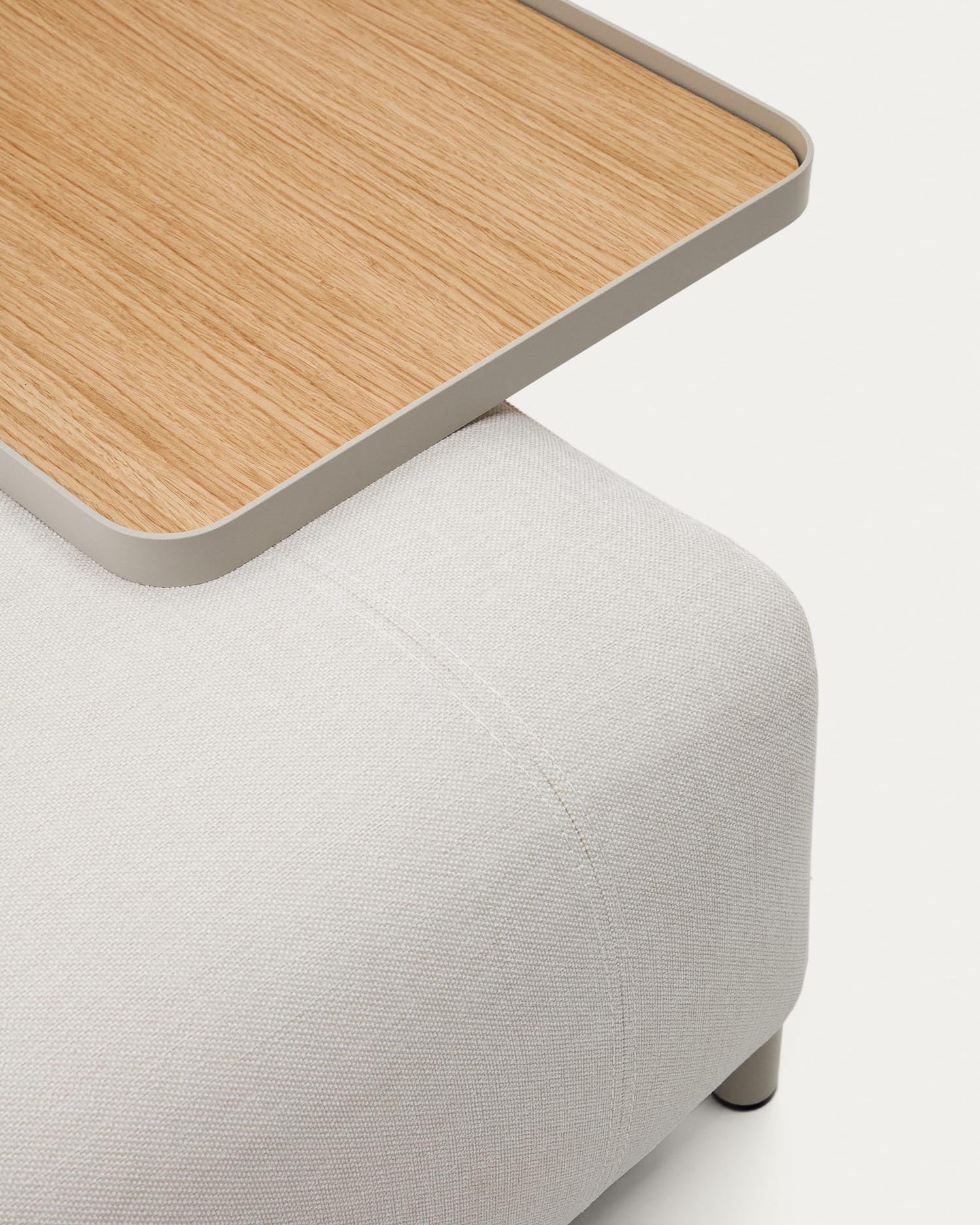 Stilvolles Compo Tablett aus Eichenfurnier mit natürlichem Finish und modernem Metallgestell in Beige – perfekt für Ihr Wohnzimmer und vielseitige Anwendungen.