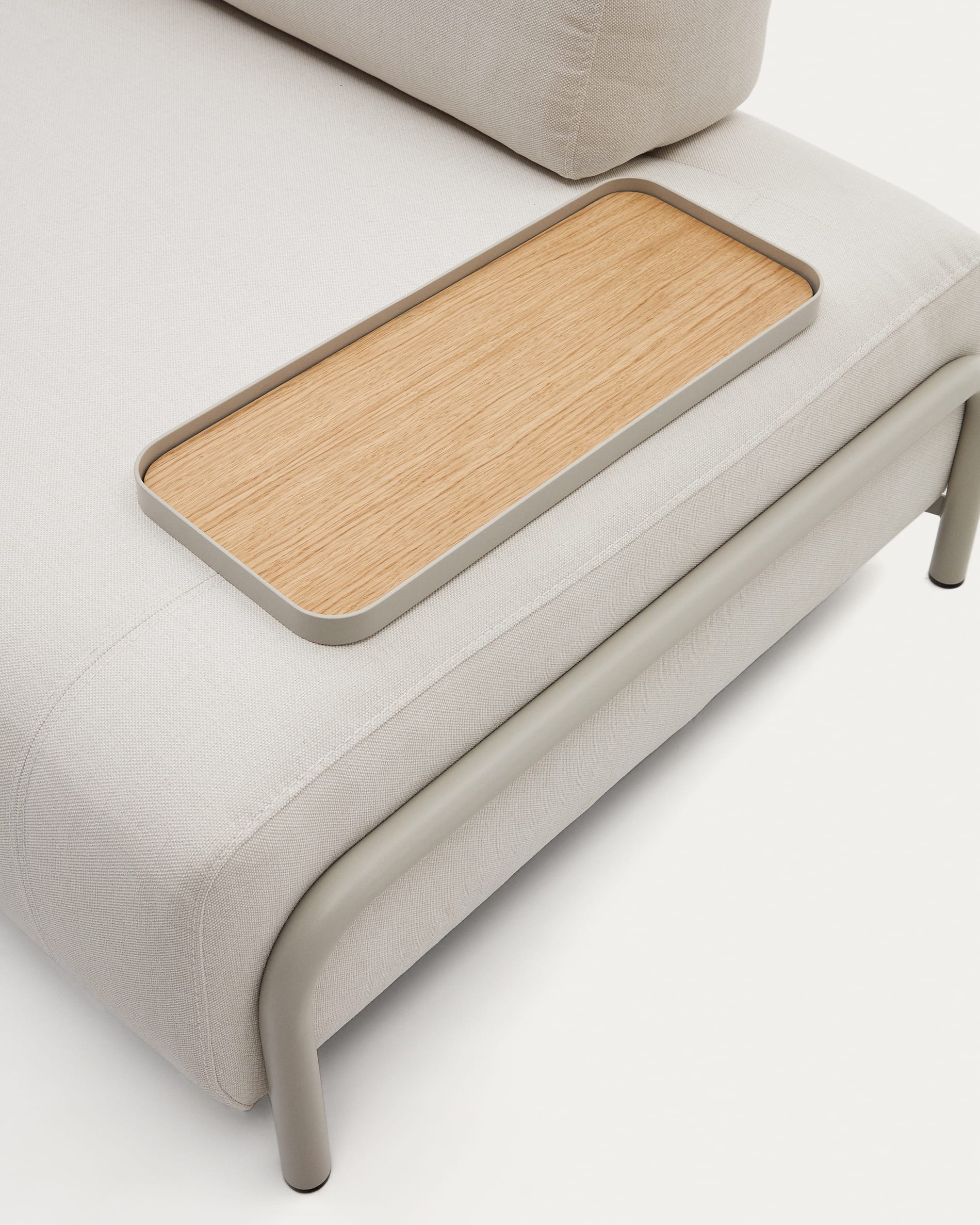 Kompaktes Tablett in Eichenfurnier mit natürlichem Look und robustem Metallgestell in Beige – perfekt für Getränke und Deko im Wohnzimmer.