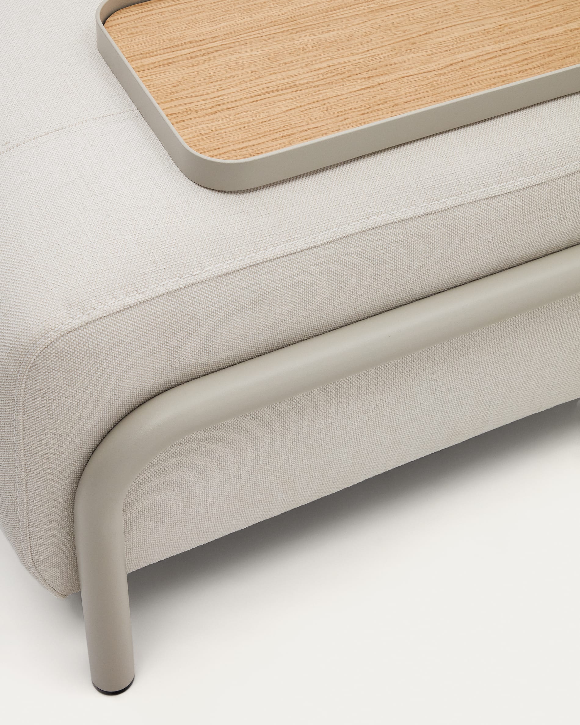 Elegantes Tablett aus Eichenfurnier mit natürlichem Finish und stabiler Metallbasis in Beige – ideal für stilvolle Präsentationen im Wohnbereich.