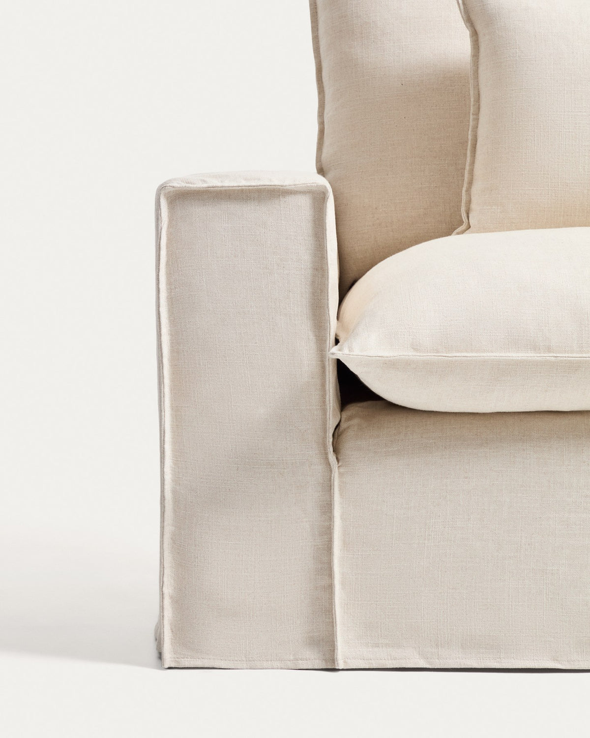 Sessel Anarela in Beige mit abnehmbarem Bezug aus Leinen und Viskose, schwarze Beine aus Polypropylen, Breite 130 cm.