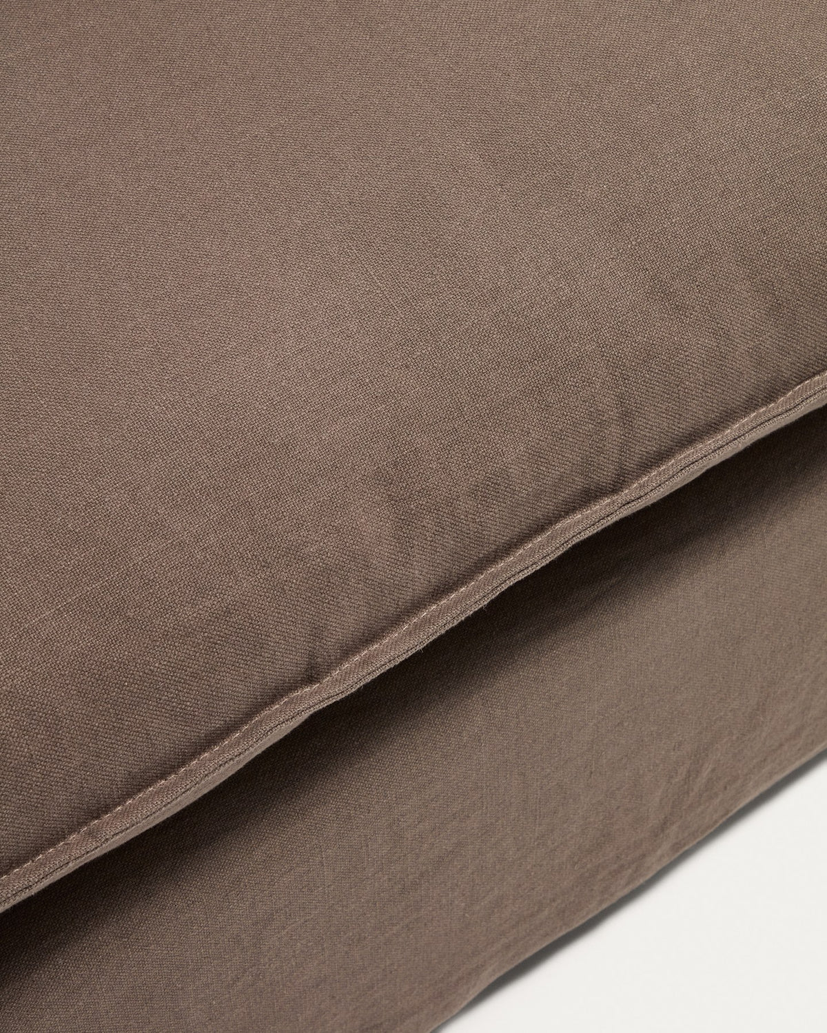 Sessel Anarela von Kave Home in Taupe mit abnehmbarem Leinenbezug, schwarzen Kunststoffbeinen und gepolsterter Sitzfläche, Breite 150 cm.
