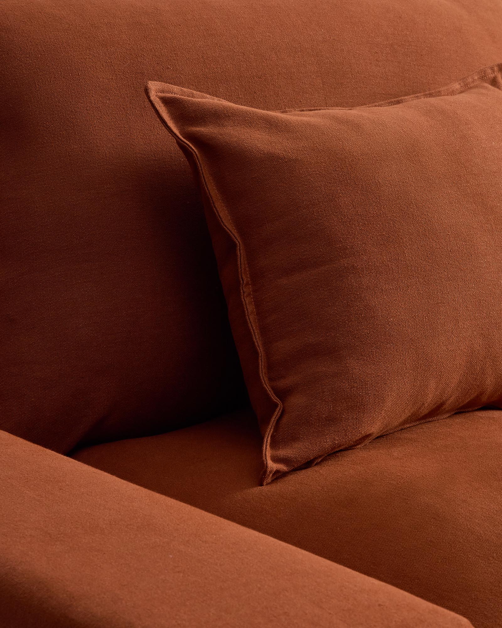 Stylisches 2-Sitzer-Sofa Anarela in Terrakotta, ausgestattet mit einem abnehmbaren Leinenbezug und nachhaltigem FSC-zertifiziertem Holz.