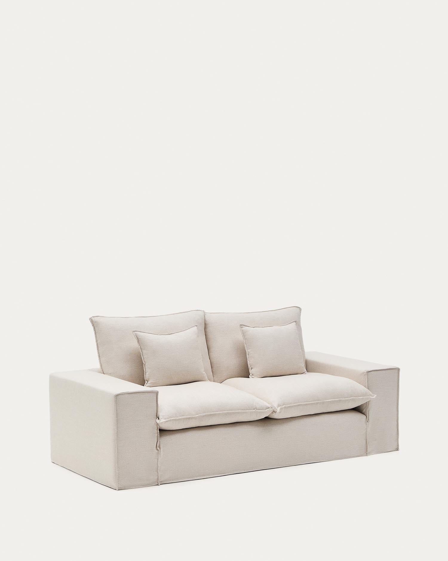 Entdecken Sie das stilvolle 2-Sitzer Sofa Anarela von Kave Home. Mit abnehmbarem Bezug und beigen Leinenkissen vereint es Komfort und Eleganz.