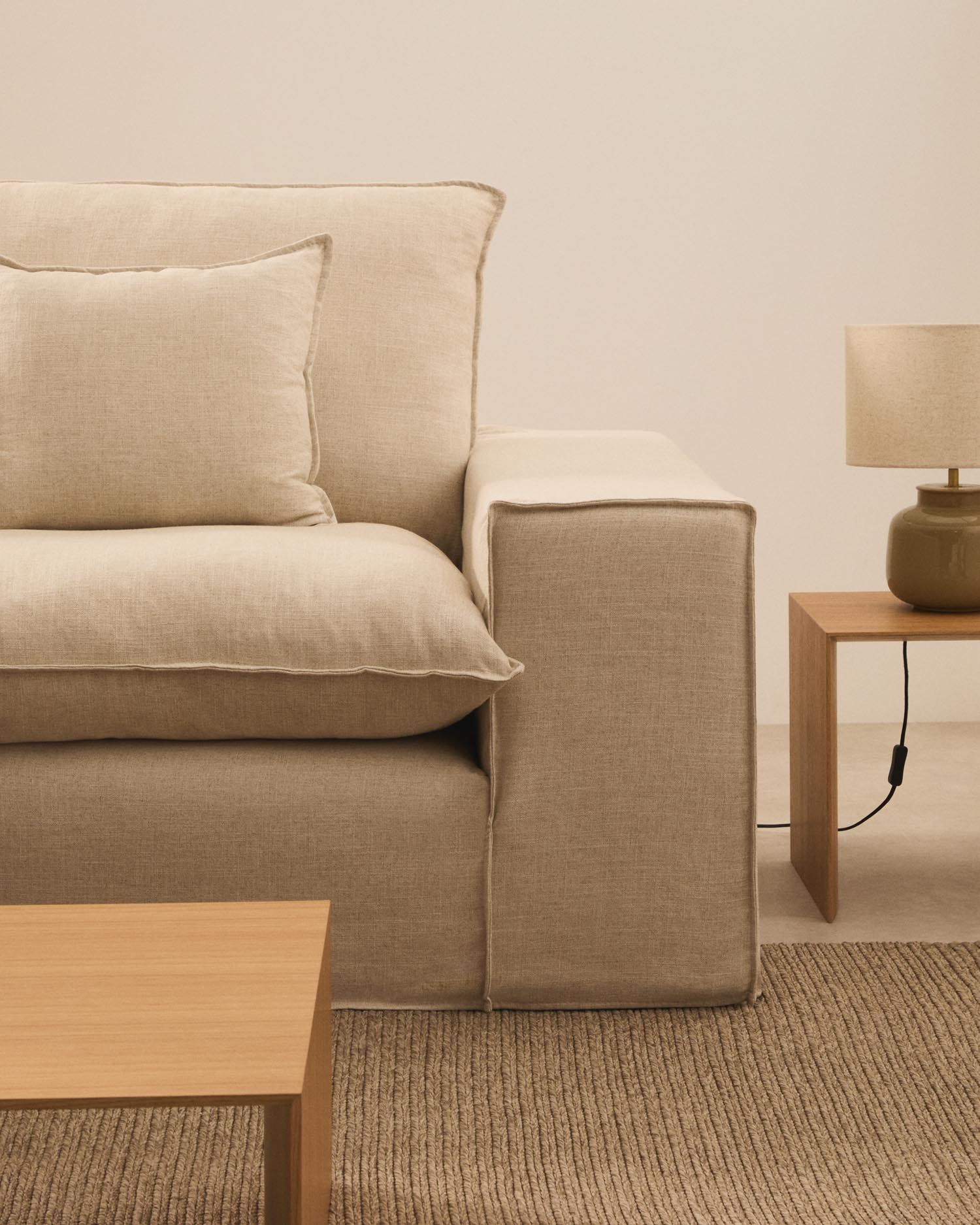 Erleben Sie das elegante 2-Sitzer Sofa Anarela von Kave Home. Abnehmbarer Bezug und bequeme Leinenkissen bieten höchsten Komfort und einfache Pflege.