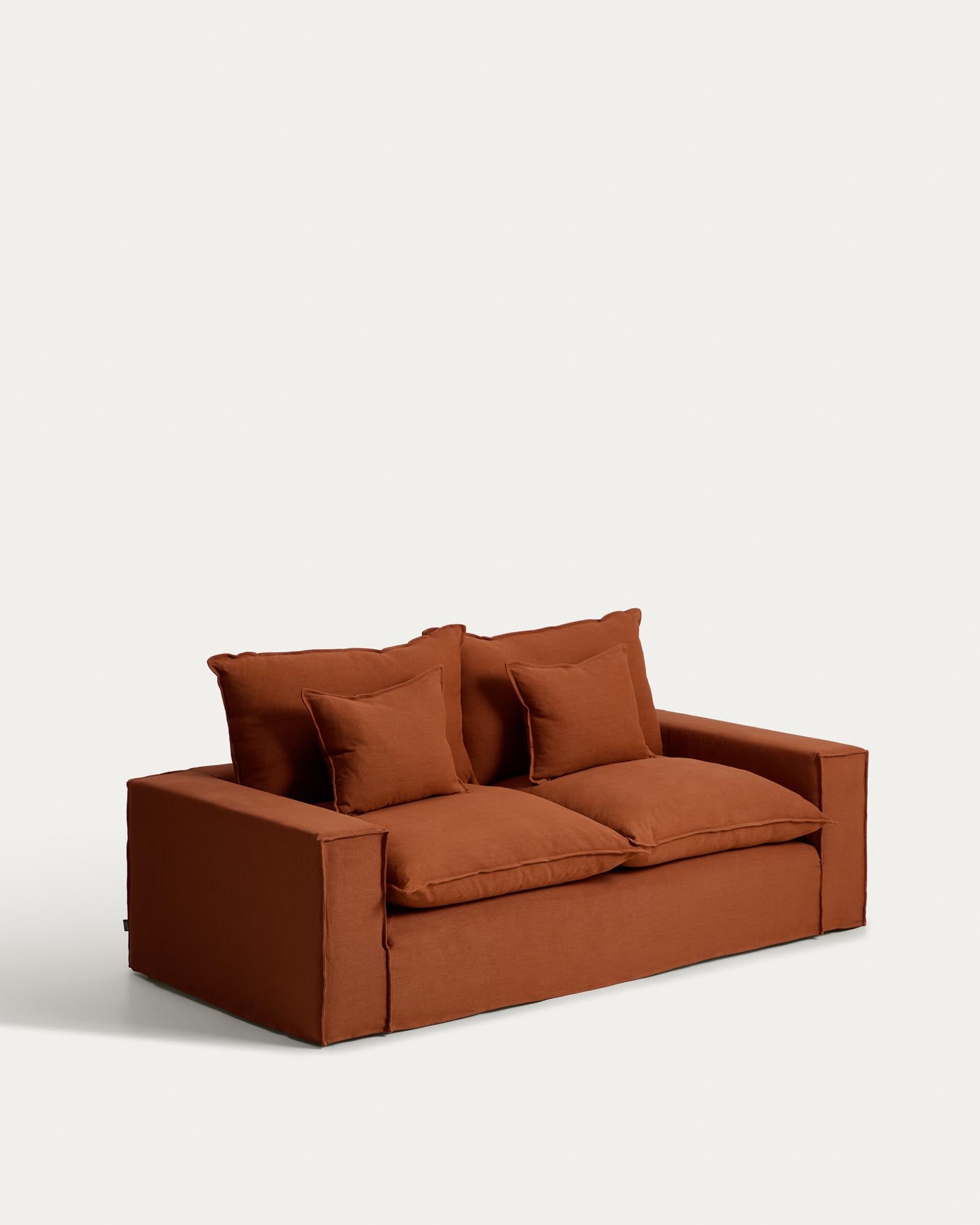 Stylisches 2-Sitzer-Sofa Anarela in Terrakotta, ausgestattet mit einem abnehmbaren Leinenbezug und einem stabilen FSC-zertifizierten Rahmen.