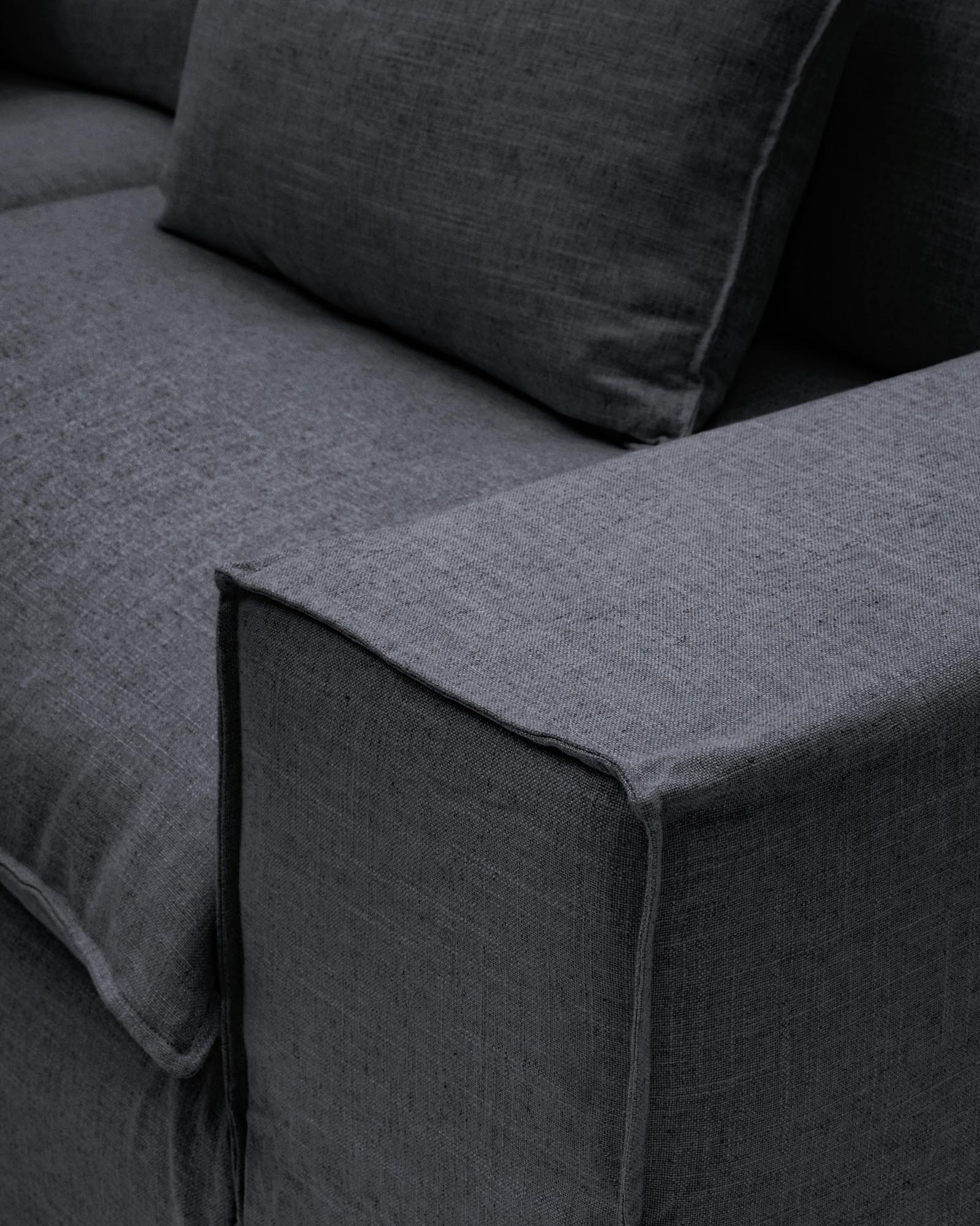 Modernes 2-Sitzer-Sofa Anarela in edlem Dunkelgrau, aus hochwertigem Leinen und Viskose, mit praktischem abnehmbarem Bezug für vielseitige Einrichtung.