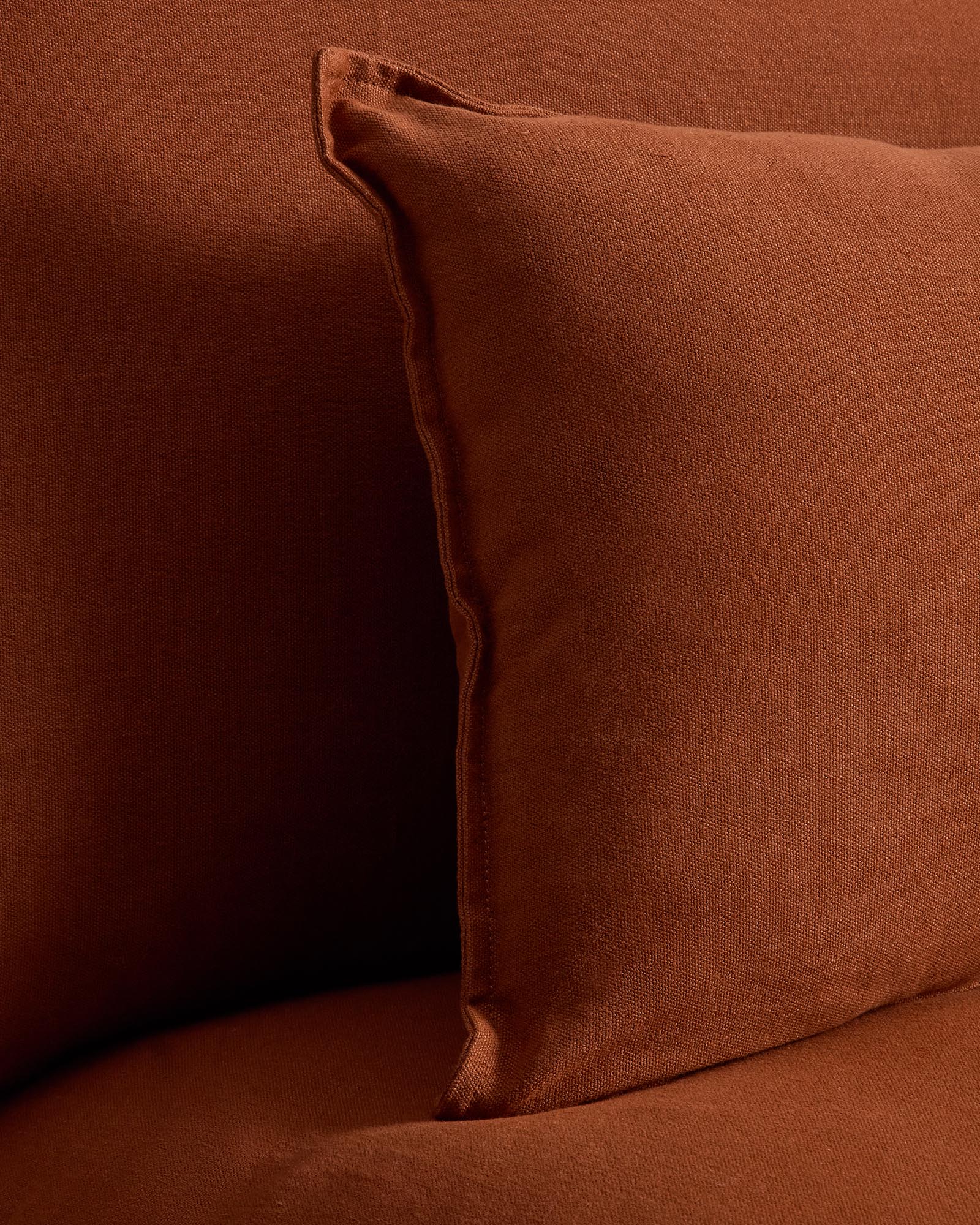 Modulares 2-Sitzer-Sofa Anarela in warmem Terrakotta, aus pflegeleichtem Leinen mit abnehmbarem Bezug, ideal für moderne Wohnräume.