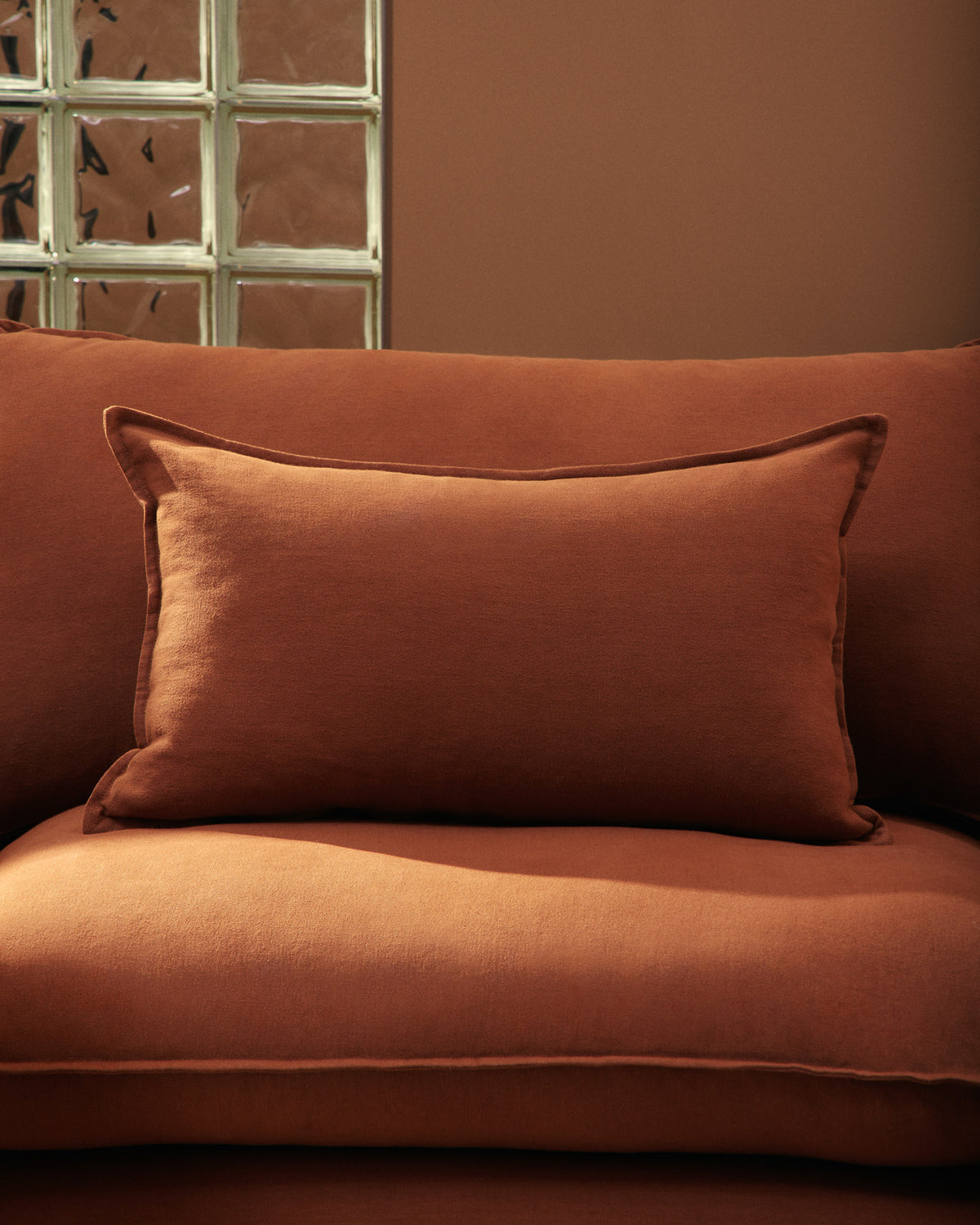 3-Sitzer-Sofa Anarela mit abnehmbarem Bezug aus 100 % Leinen in Terrakotta, 260 cm, FSC Mix Credit in Terrakotta präsentiert im Onlineshop von KAQTU Design AG. 3er Sofa ist von Kave Home