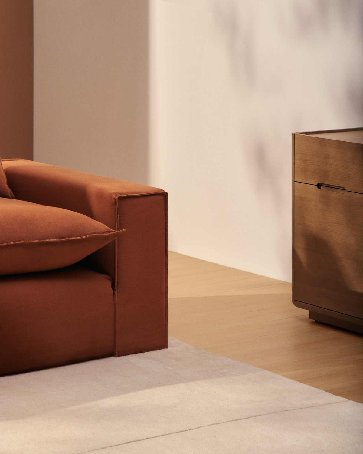 3-Sitzer-Sofa Anarela mit abnehmbarem Bezug aus 100 % Leinen in Terrakotta, 260 cm, FSC Mix Credit in Terrakotta präsentiert im Onlineshop von KAQTU Design AG. 3er Sofa ist von Kave Home