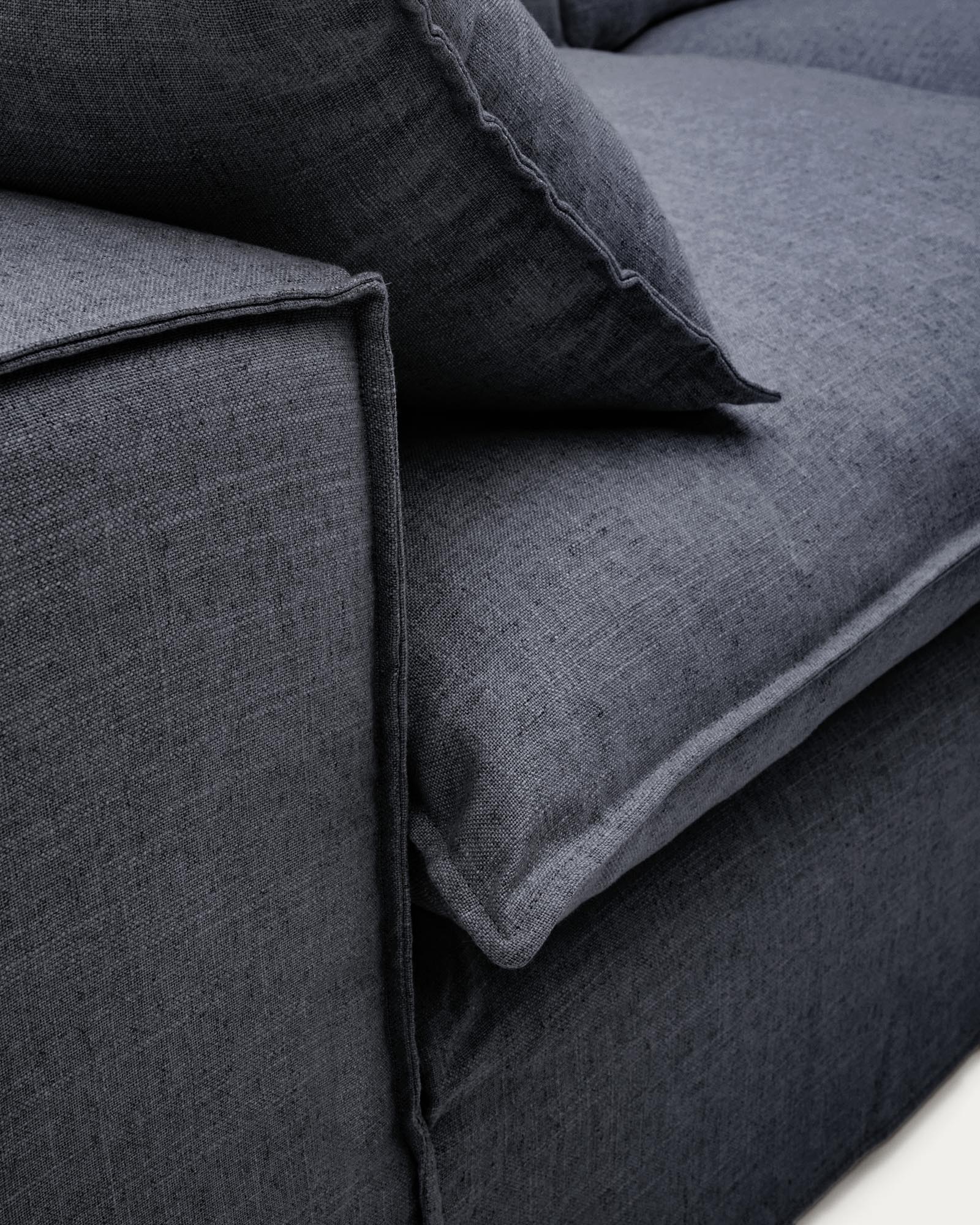 Modernes 3-Sitzer-Sofa Anarela in stilvollem Dunkelgrau, aus Leinen und Viskose, mit praktischem abnehmbarem Bezug und umweltfreundlichem FSC Mix Credit.