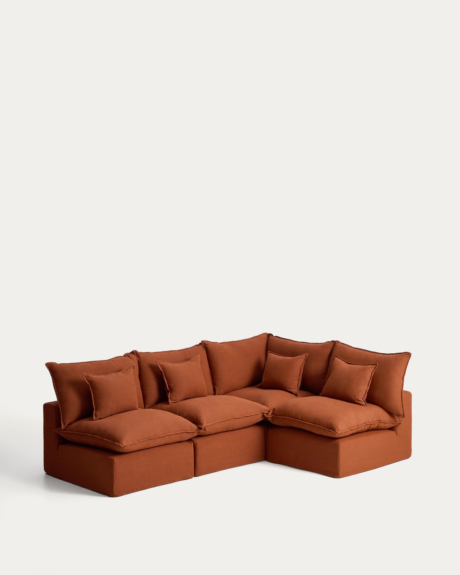 Modulares 4-Sitzer-Ecksofa Anarela in Terrakotta, 287 x 197 cm, mit abnehmbarem Leinenbezug und umweltfreundlichem FSC Mix Credit.