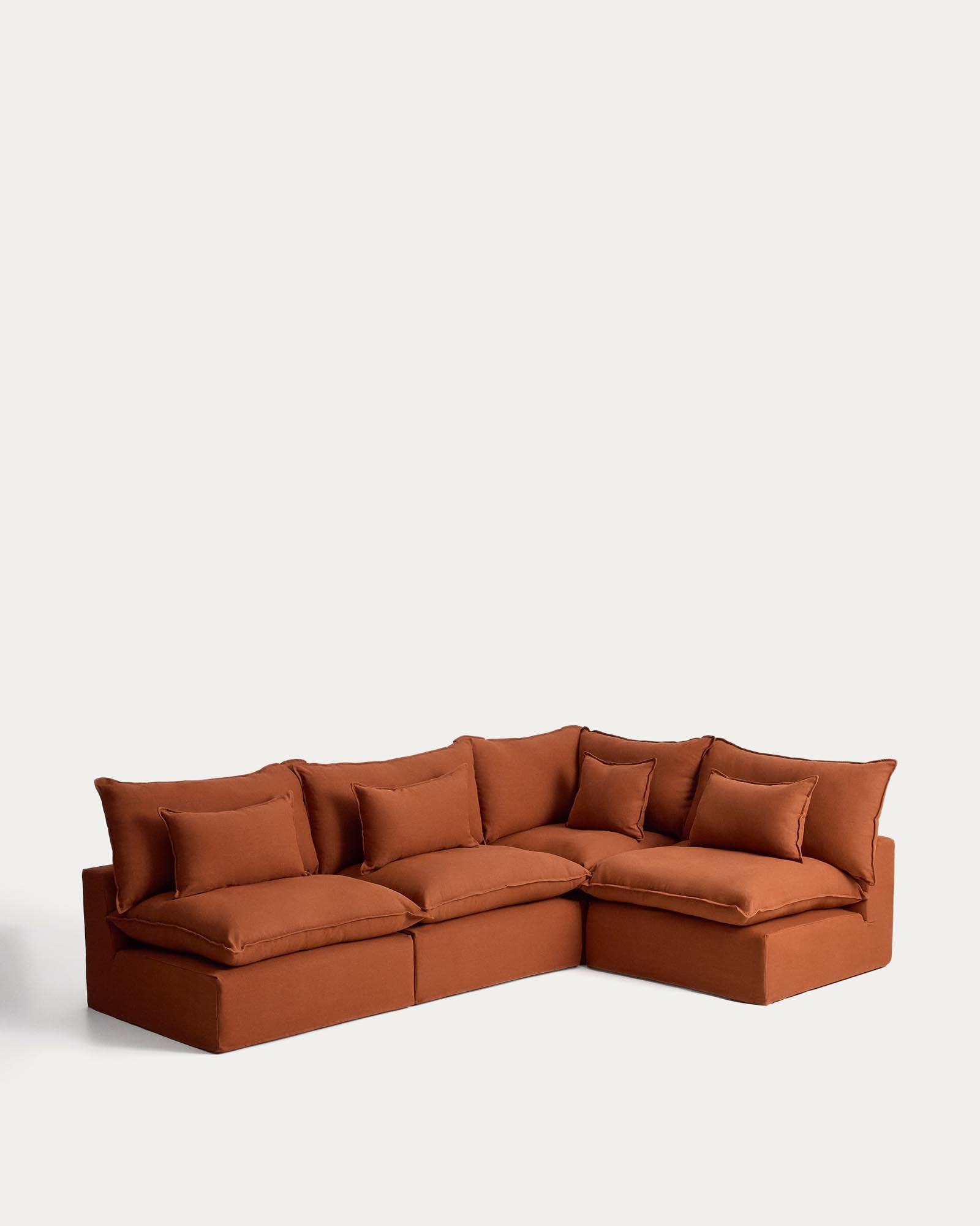 Modulares Ecksofa Anarela in Terrakotta, 6-Sitzer mit abnehmbarem Leinenbezug, vielseitig und komfortabel für moderne Wohnräume.