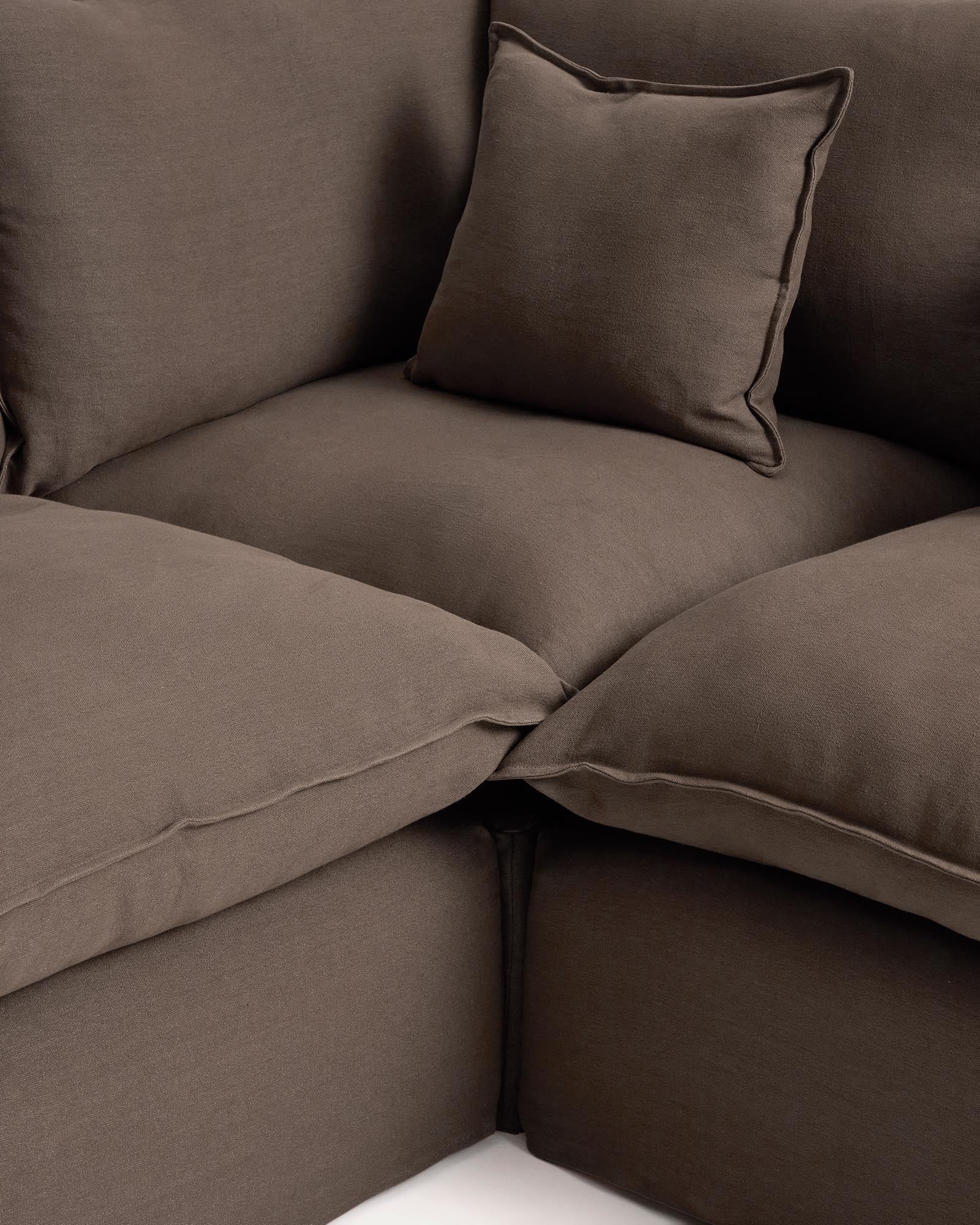 Modulares 4-Sitzer-Ecksofa Anarela in Taupe, 307 x 287 cm, mit abnehmbarem Leinenbezug, perfekt für moderne und gemütliche Wohnbereiche.