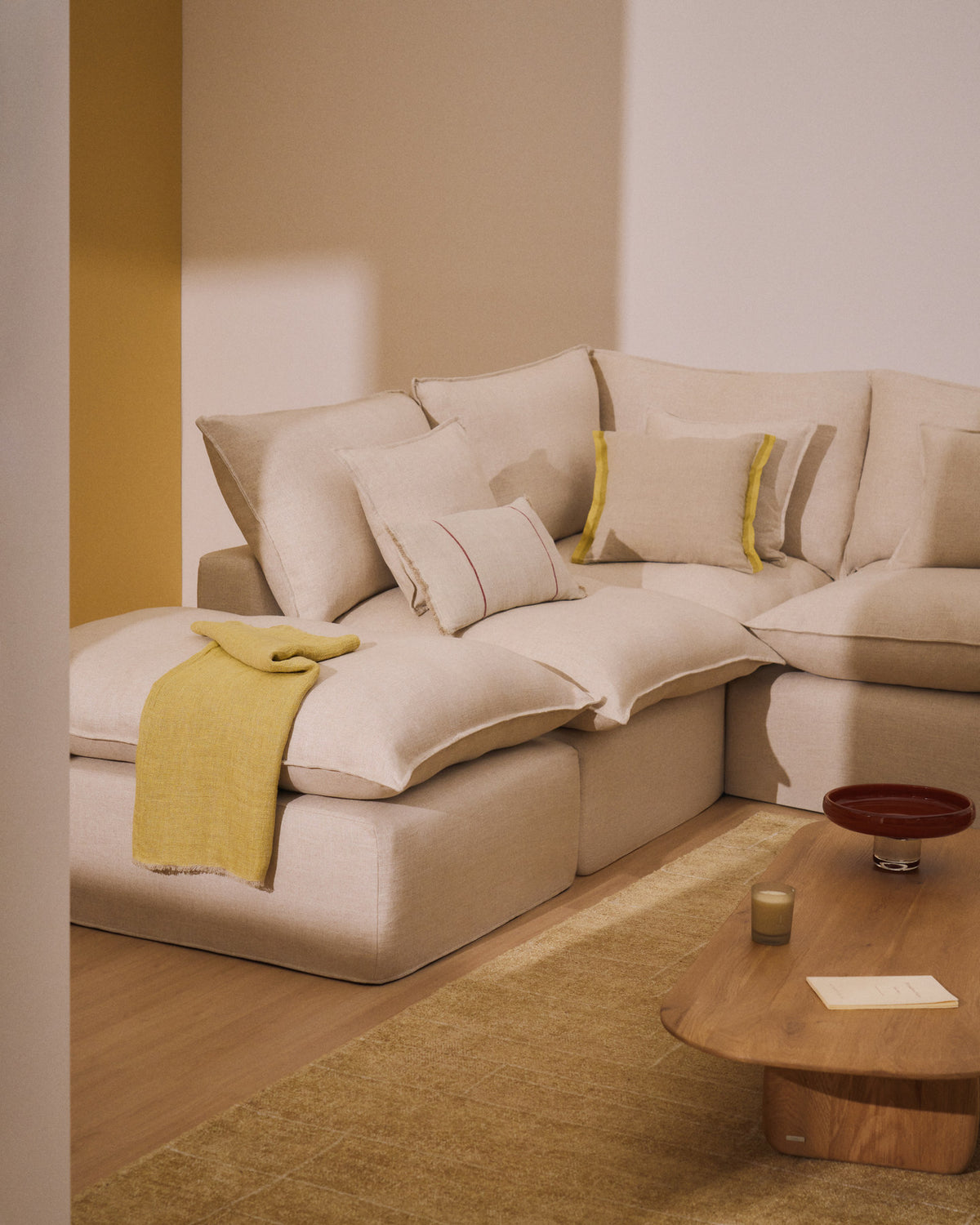 Modulares 4-Sitzer-Ecksofa Anarela mit abnehmbarem Bezug aus Leinen und Viskose in Beige, 287 x 307 cm, FSC Mix Credit in Beige präsentiert im Onlineshop von KAQTU Design AG. 4er Sofa ist von Kave Home