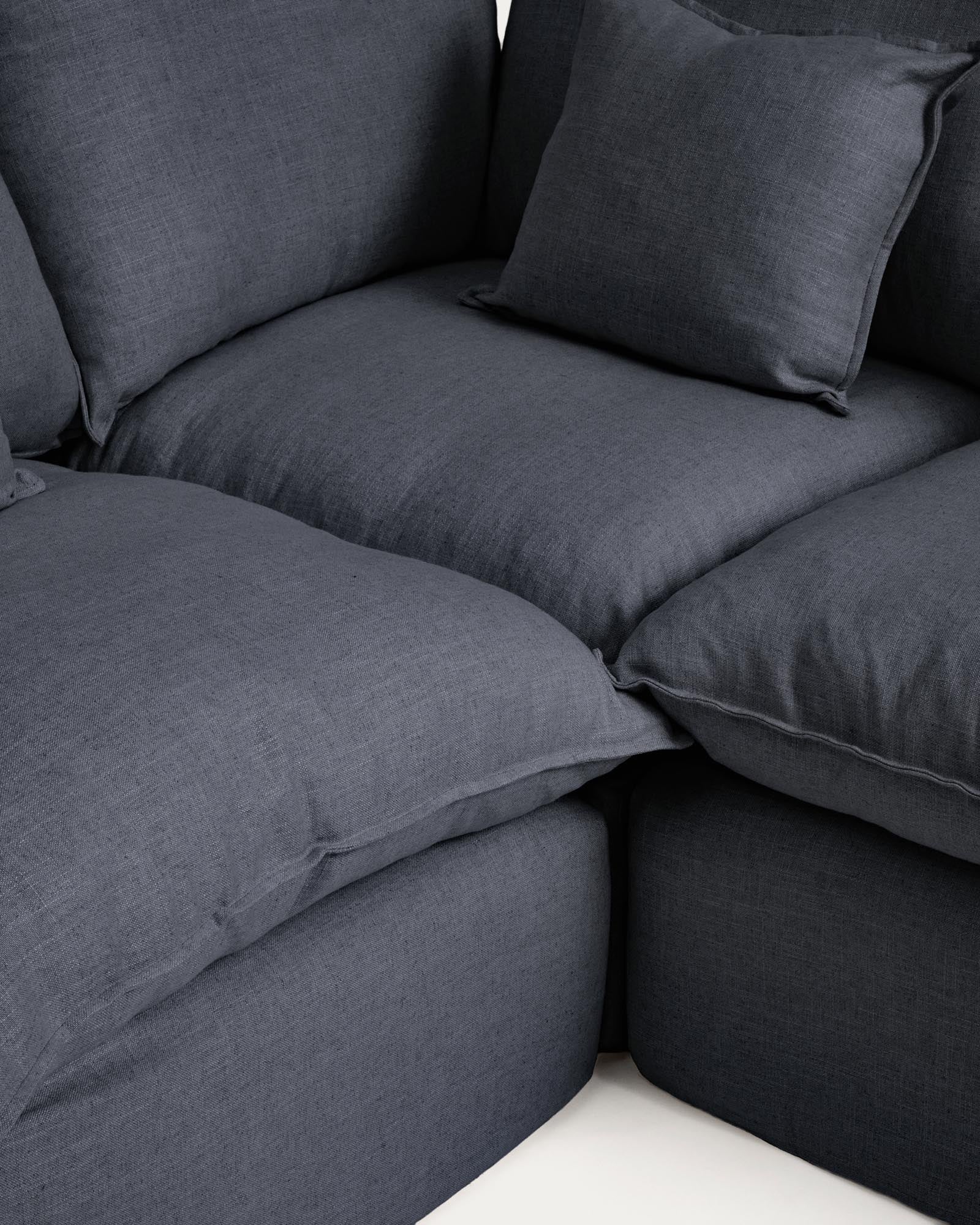 Stylisches 4-Sitzer-Ecksofa Anarela in Dunkelgrau, mit abnehmbarem Bezug aus Leinen und Viskose, perfekt für gemütliche Wohnzimmer. Maße: 287 x 307 cm.