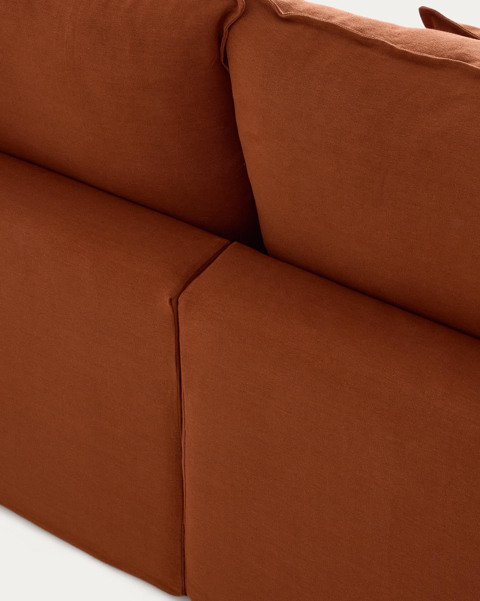 Elegantes 5-Sitzer-Modularsofa Anarela in warmem Terrakotta, aus hochwertigem Leinen mit abnehmbarem Bezug, ideal für stilvolle Wohnräume.