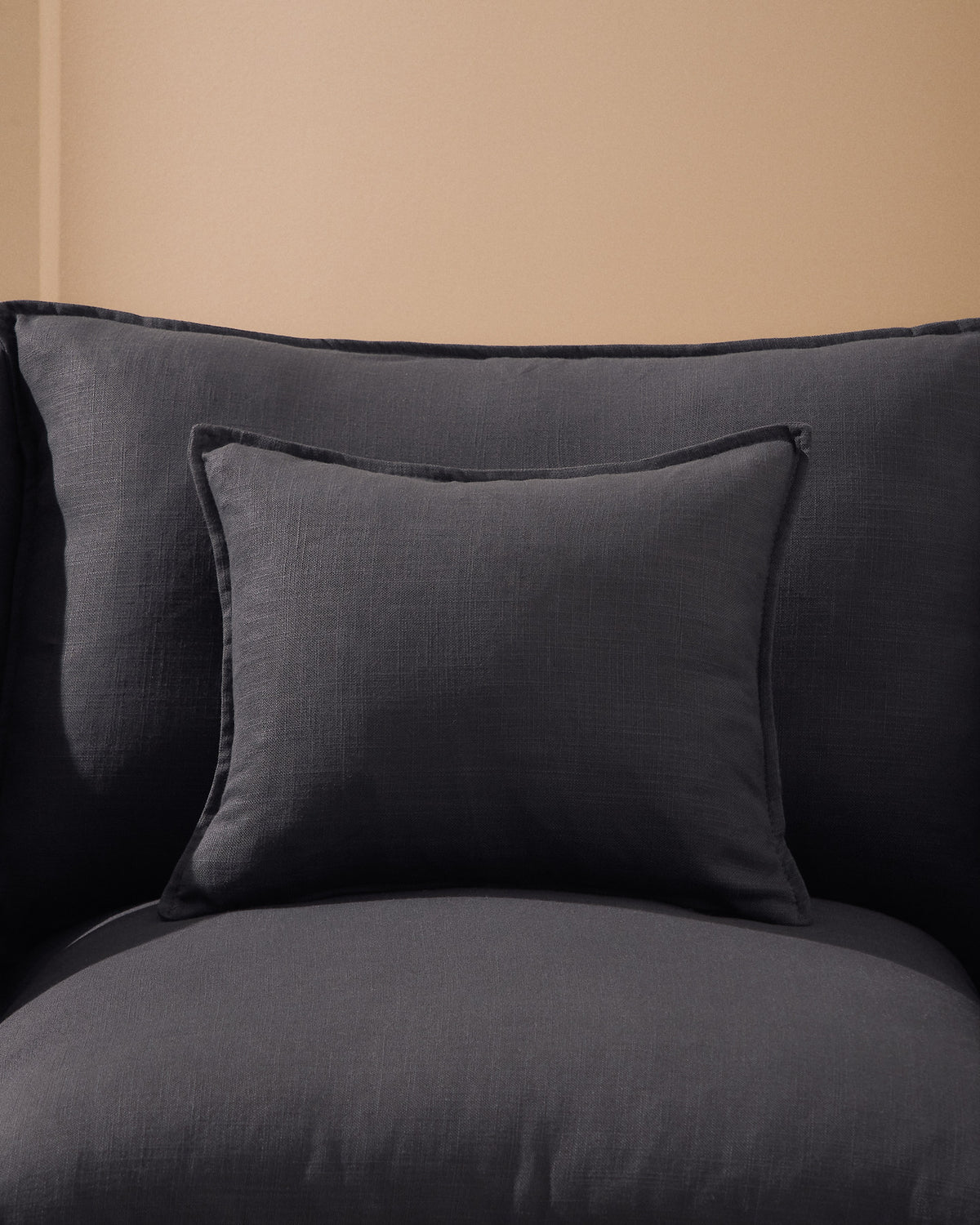 5-Sitzer-Modularsofa Anarela mit abnehmbarem Bezug aus Leinen und Viskose in Dunkelgrau, 330 cm, FSC Mix Credit in Dunkelgrau präsentiert im Onlineshop von KAQTU Design AG. 5er Sofa ist von Kave Home