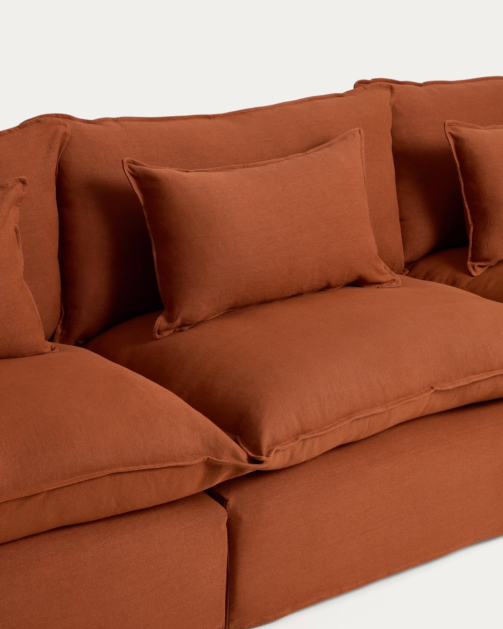 Modulares 5-Sitzer-Sofa Anarela in Terrakotta, aus hochwertigem Leinen mit abnehmbarem Bezug, perfekt für moderne Wohnkonzepte.