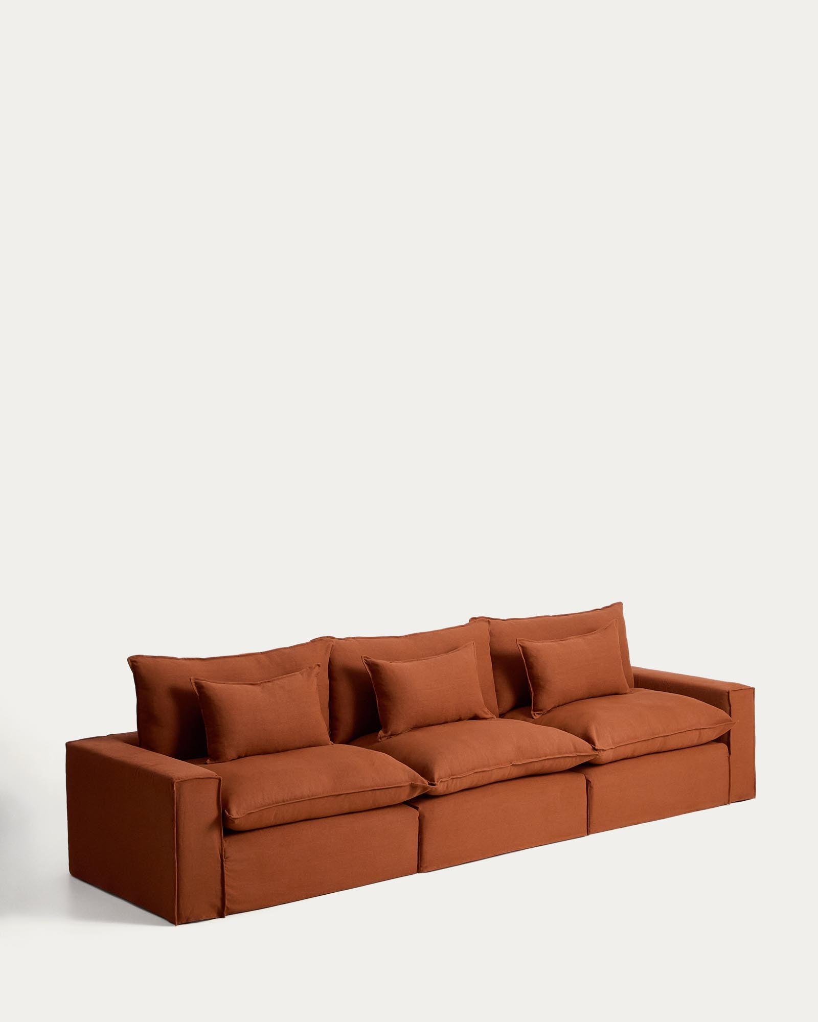Modulares 5-Sitzer-Sofa Anarela in Terrakotta, gefertigt aus hochwertigem Leinen mit abnehmbarem Bezug, perfekt für moderne Wohnkonzepte.
