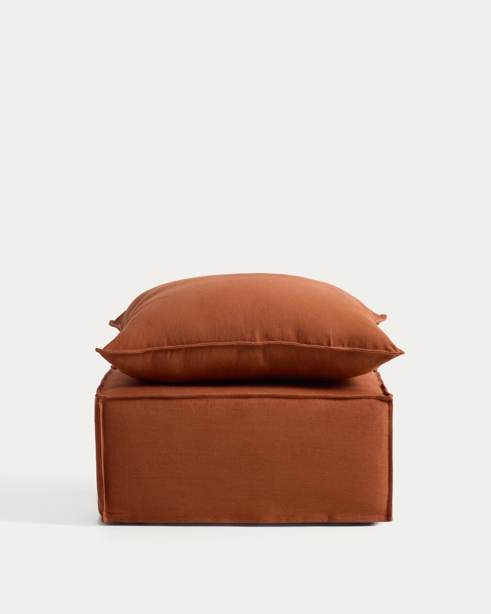 Fussablage Anarela mit abnehmbarem Bezug und Kissen aus Leinen in Terrakotta, 80 x 80 cm, FSC Mix Credit in Terrakotta präsentiert im Onlineshop von KAQTU Design AG. Pouf ist von Kave Home