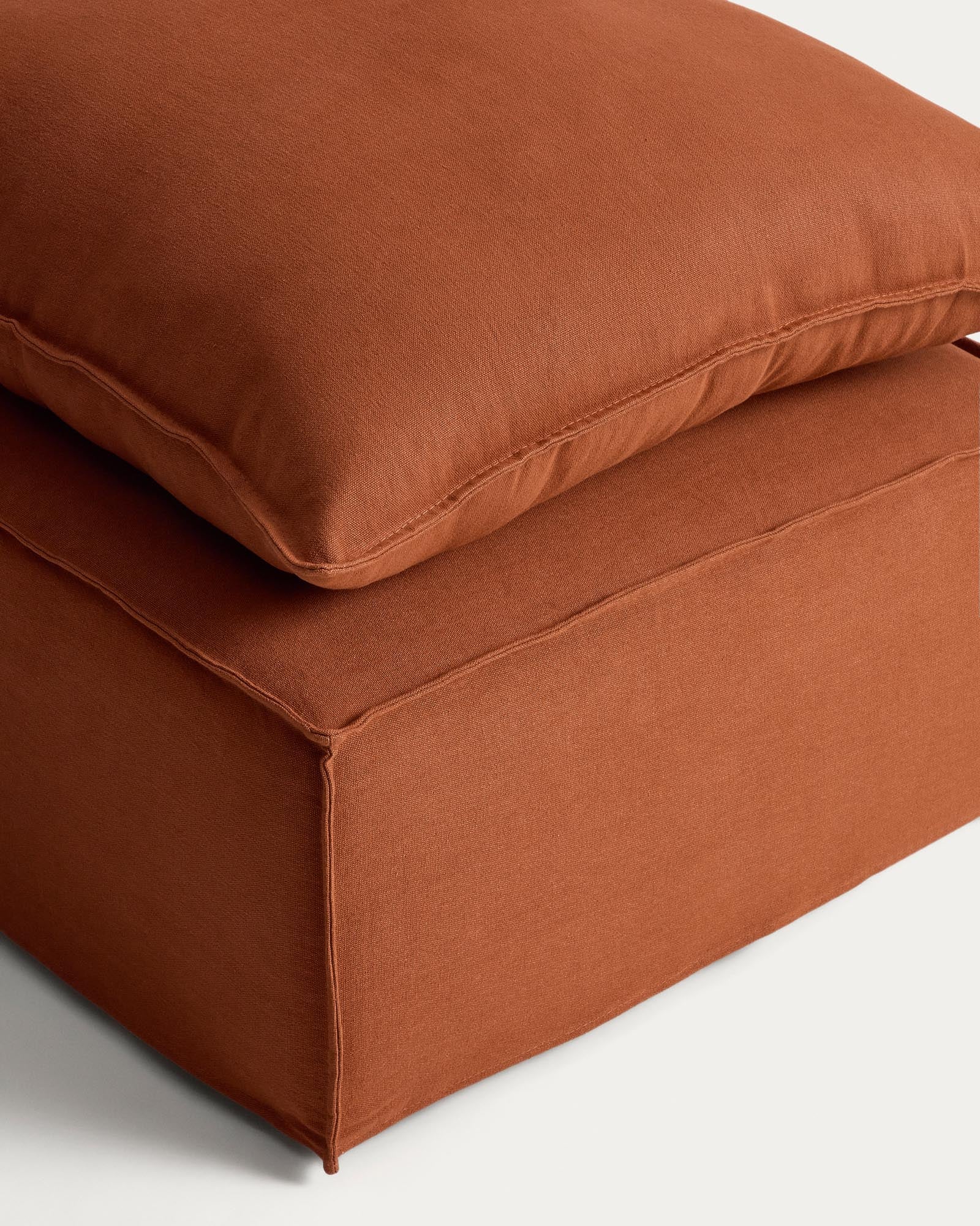 Fussablage Anarela mit abnehmbarem Bezug und Kissen aus Leinen in Terrakotta, 80 x 80 cm, FSC Mix Credit in Terrakotta präsentiert im Onlineshop von KAQTU Design AG. Pouf ist von Kave Home