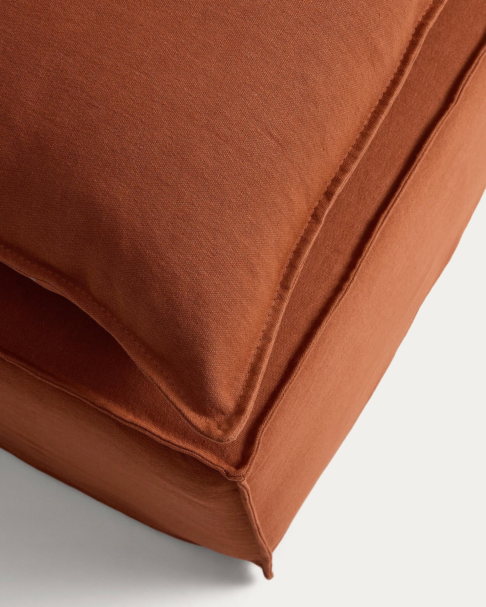 Fussablage Anarela mit abnehmbarem Bezug und Kissen aus Leinen in Terrakotta, 80 x 80 cm, FSC Mix Credit in Terrakotta präsentiert im Onlineshop von KAQTU Design AG. Pouf ist von Kave Home