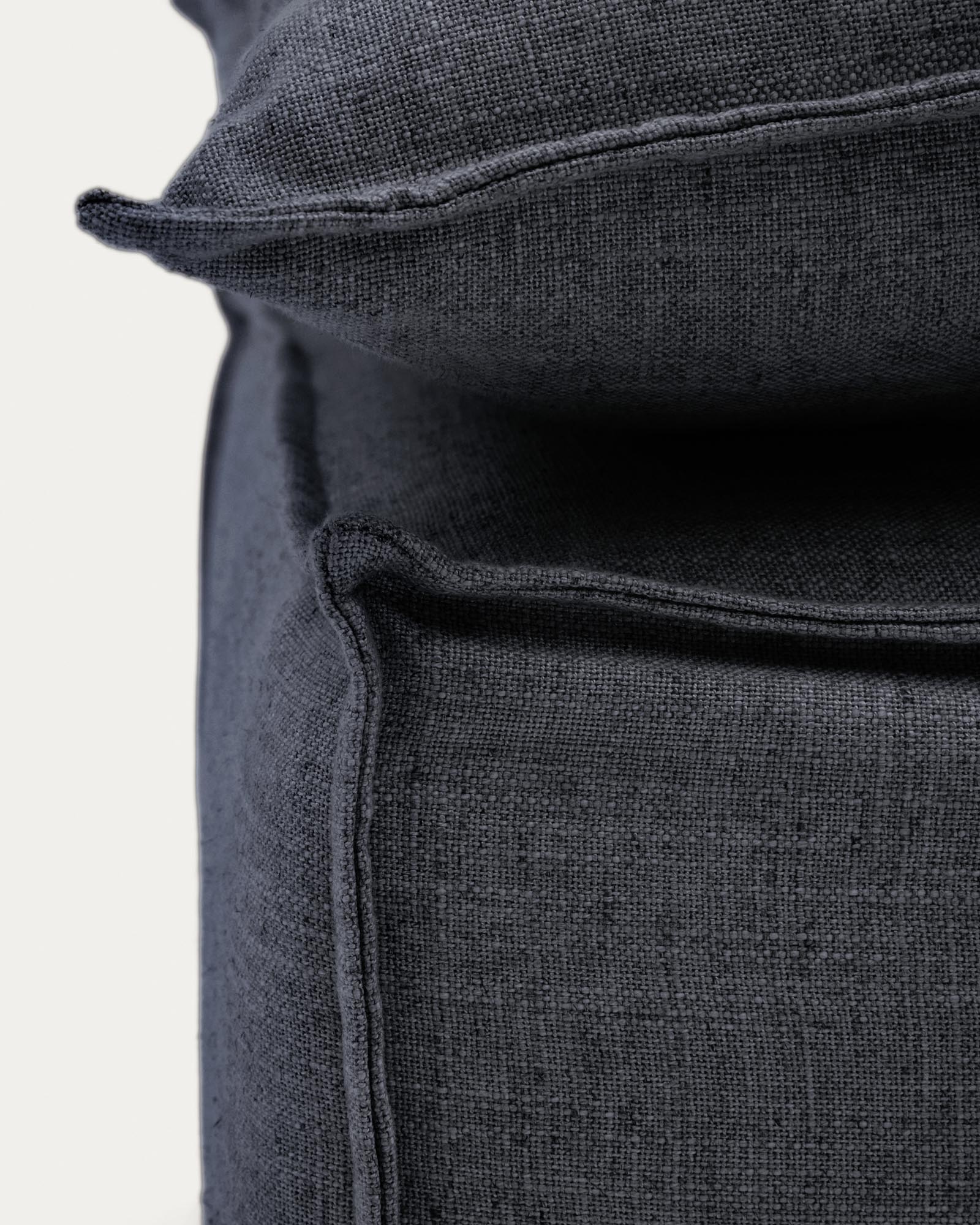 Fussablage Anarela mit abnehmbarem Bezug und Kissen aus Leinen und Viskose in Dunkelgrau, 80 x 80 cm, FSC Mix Credit in Dunkelgrau präsentiert im Onlineshop von KAQTU Design AG. Pouf ist von Kave Home