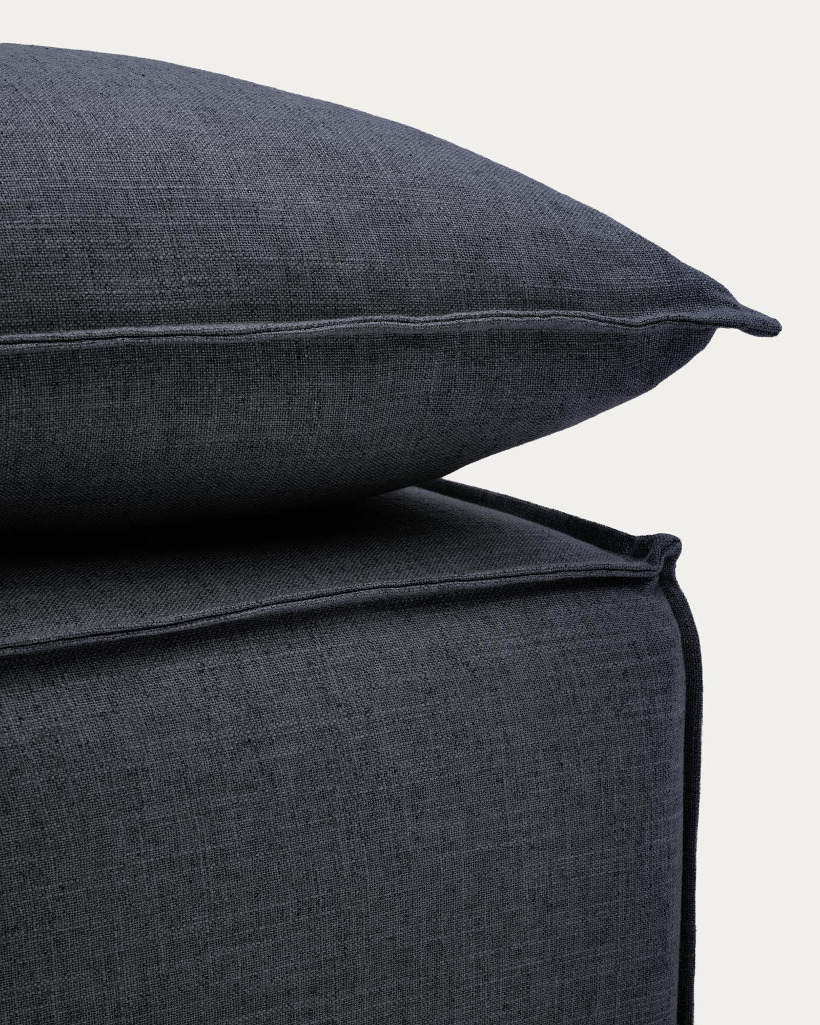 Fussablage Anarela mit abnehmbarem Bezug und Kissen aus Leinen und Viskose in Dunkelgrau, 80 x 80 cm, FSC Mix Credit in Dunkelgrau präsentiert im Onlineshop von KAQTU Design AG. Pouf ist von Kave Home