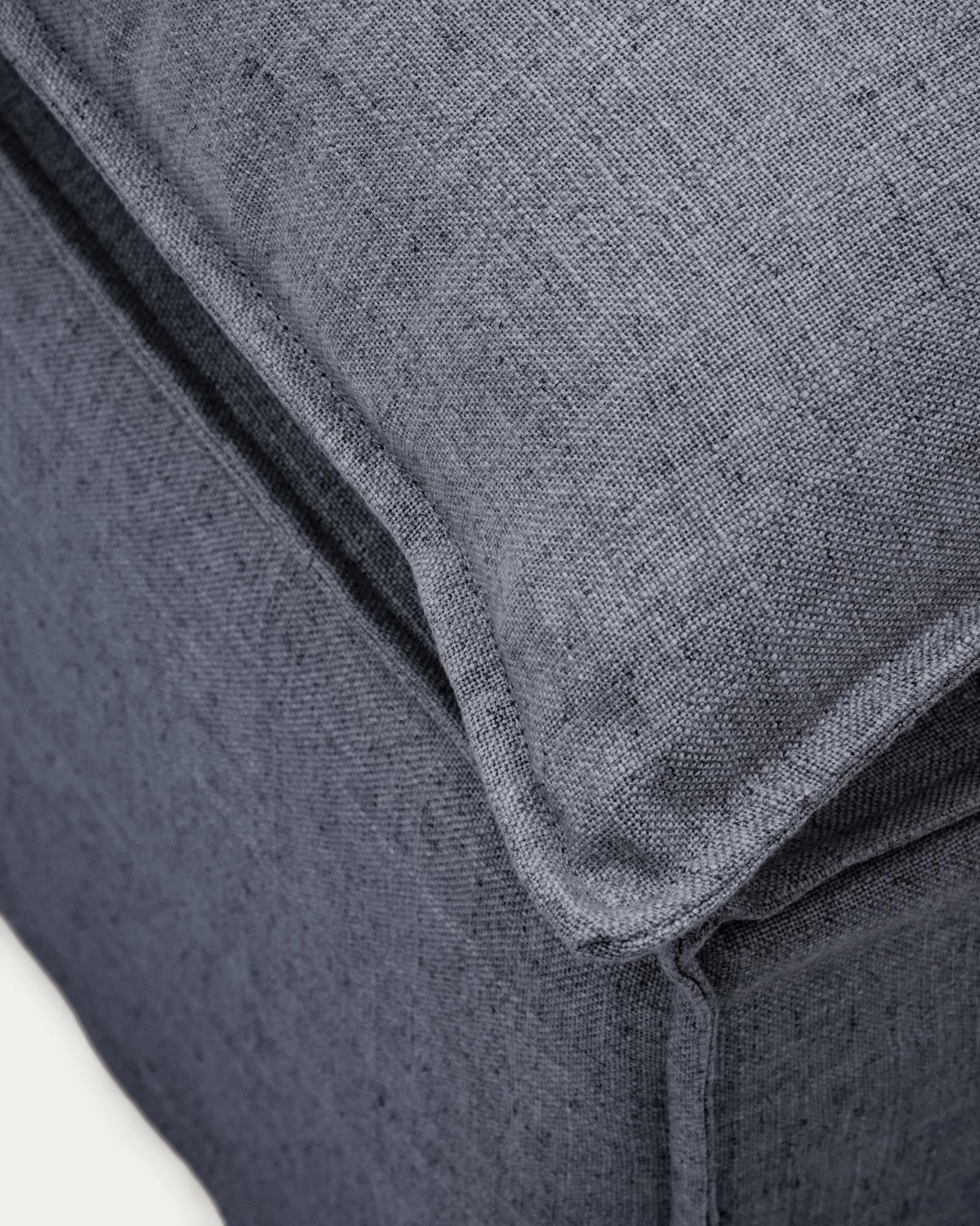 Fussablage Anarela mit abnehmbarem Bezug und Kissen aus Leinen und Viskose in Dunkelgrau, 80 x 80 cm, FSC Mix Credit in Dunkelgrau präsentiert im Onlineshop von KAQTU Design AG. Pouf ist von Kave Home