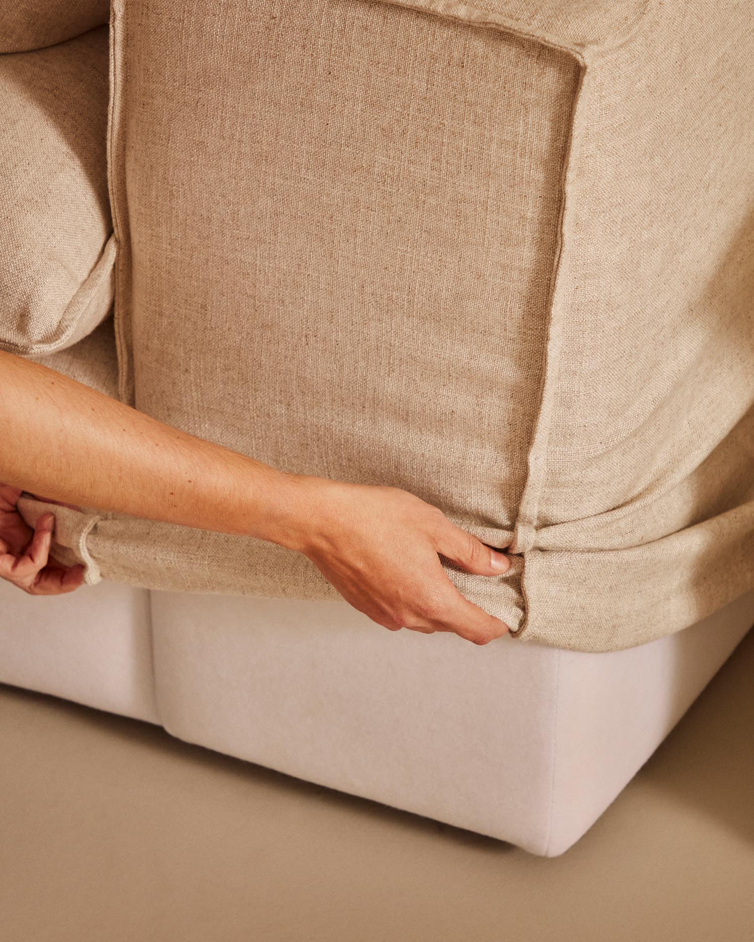 Hochwertiger Bezug für 2-Sitzer-Sofa Anarela in elegantem Beige. Stilvoll, pflegeleicht und nachhaltig – ideal für Ihr Zuhause!