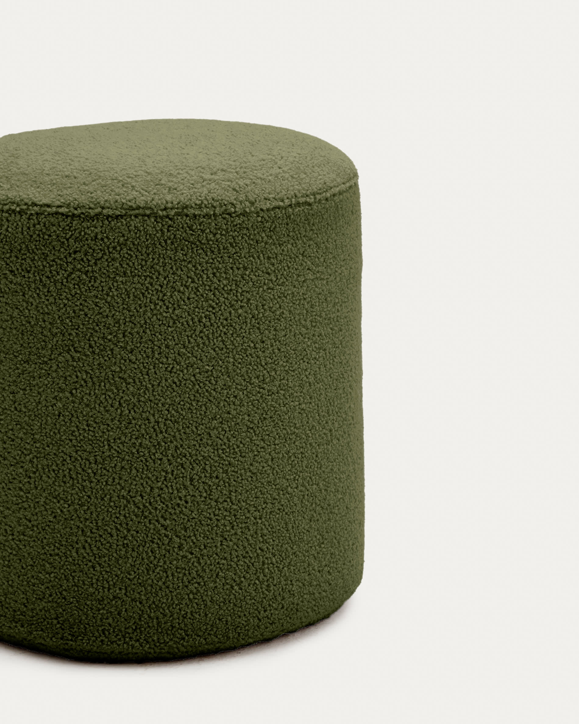 Stilvoller Fusshocker Kaeli in grünem Bouclé (Ø 43 cm) – ideal als Fußstütze oder zusätzlicher Sitzplatz. Nachhaltig und pflegeleicht.
