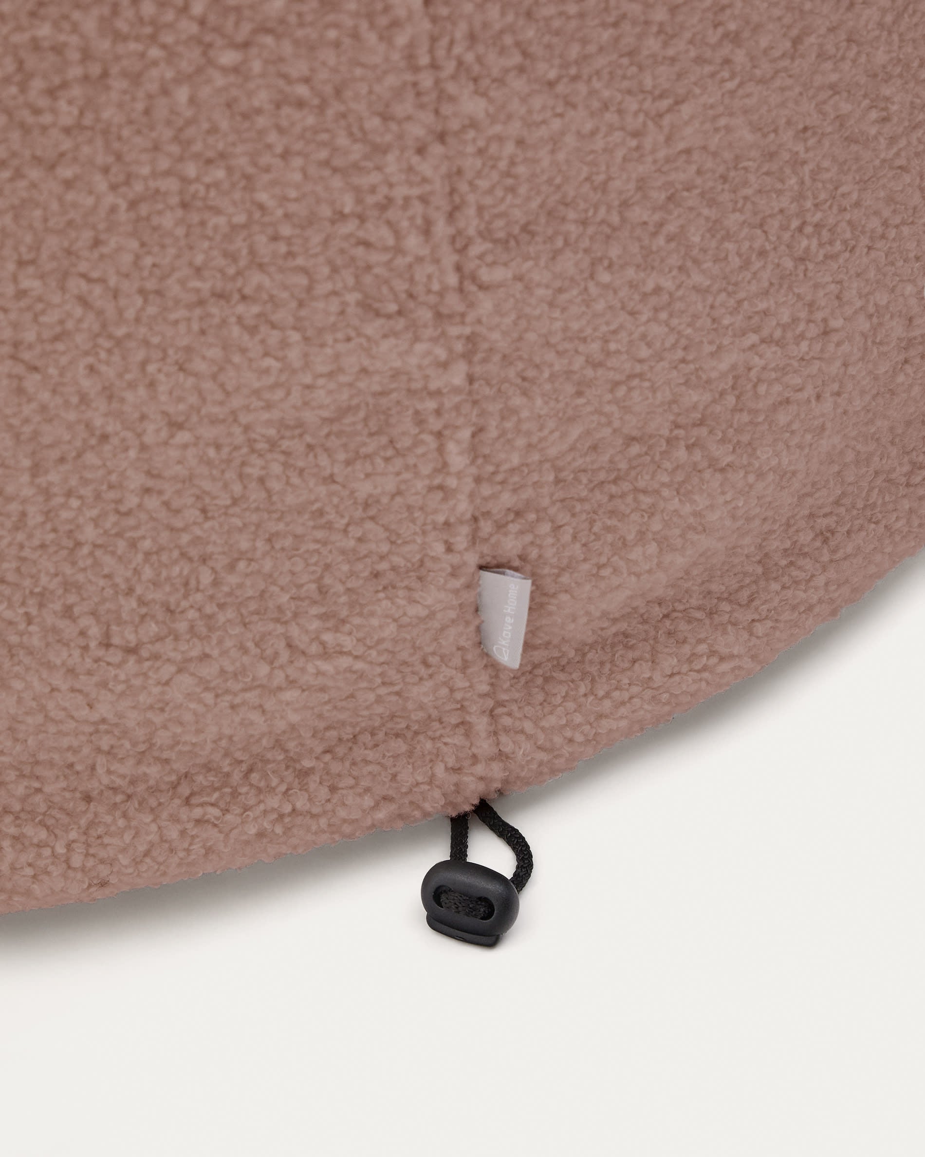 Eleganter Fusshocker Kaeli in rosa Bouclé (Ø 43 cm) – vielseitig einsetzbar als Sitzgelegenheit oder Dekoration. Pflegeleicht und nachhaltig.