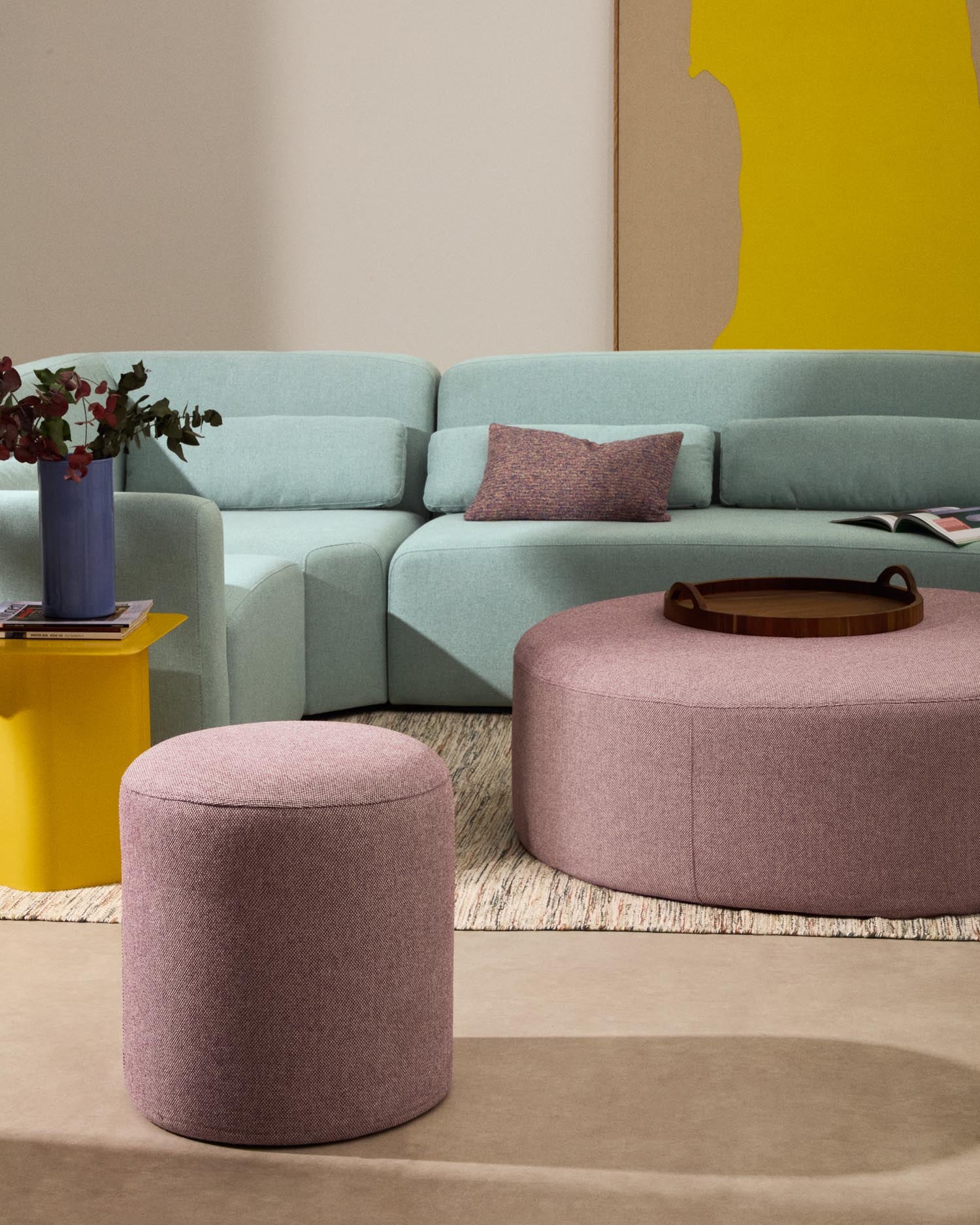 Entdecken Sie die stilvolle Kaeli Fußablage in Violett. Ihr abnehmbarer Bezug aus recycelter Baumwolle vereint Komfort und Nachhaltigkeit.