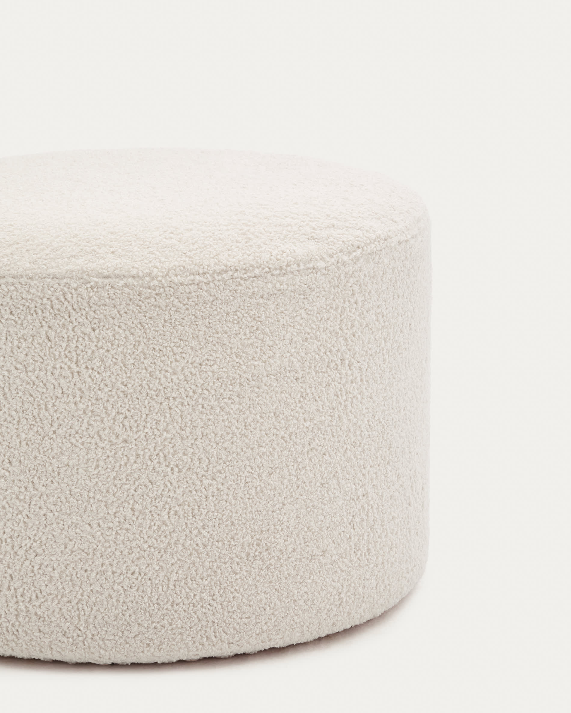 Eleganter Fusshocker Kaeli in Écru Bouclé, Ø 60 cm. Praktischer abnehmbarer Bezug für einfache Pflege. Perfekt für stilvolle Akzente in jedem Wohnraum.