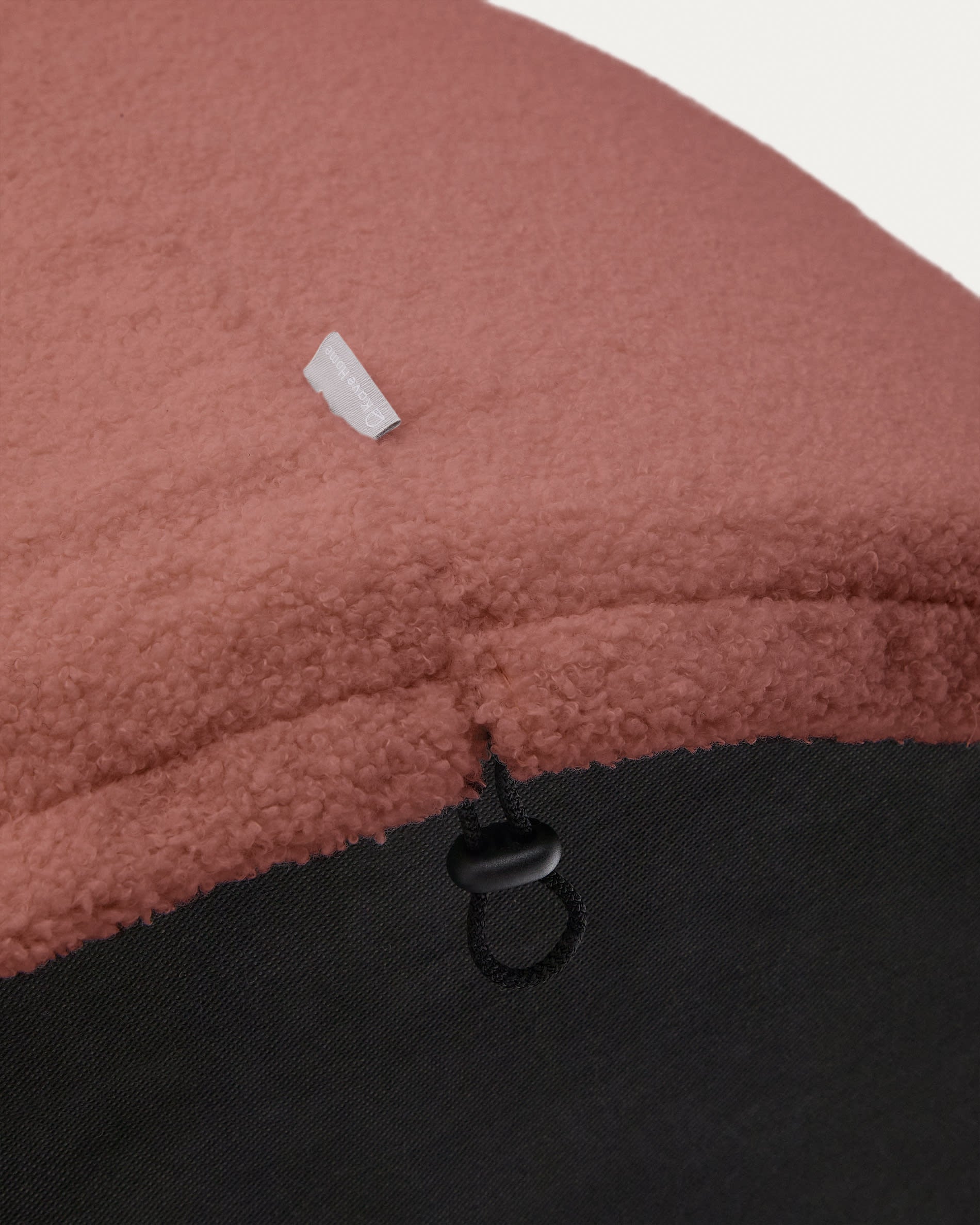 Stilvoller Fusshocker Kaeli in warmem Terrakotta-Bouclé, Ø 60 cm. Ideal als Ottoman, pflegeleicht und nachhaltig – für jedes Zuhause.