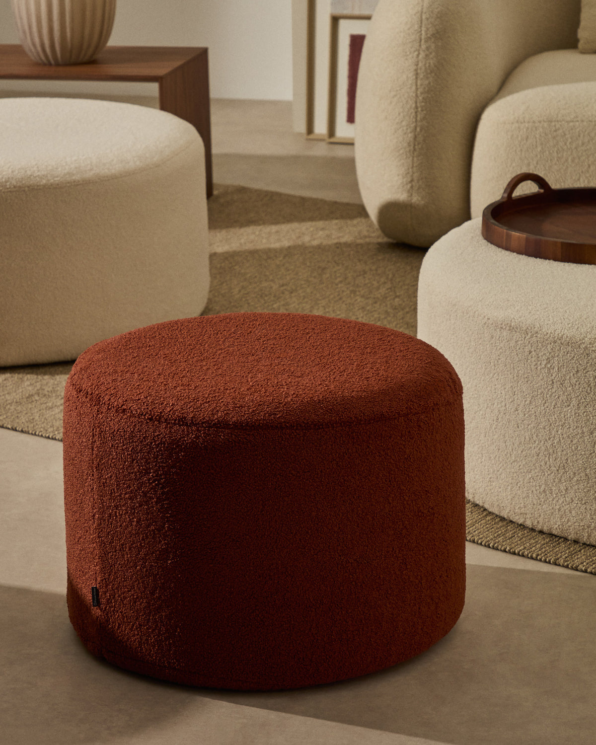 Fusshocker Kaeli mit abnehmbarem Bezug in terrakottafarbenem Bouclé Ø 60 cm in Terrakotta präsentiert im Onlineshop von KAQTU Design AG. Pouf ist von Kave Home