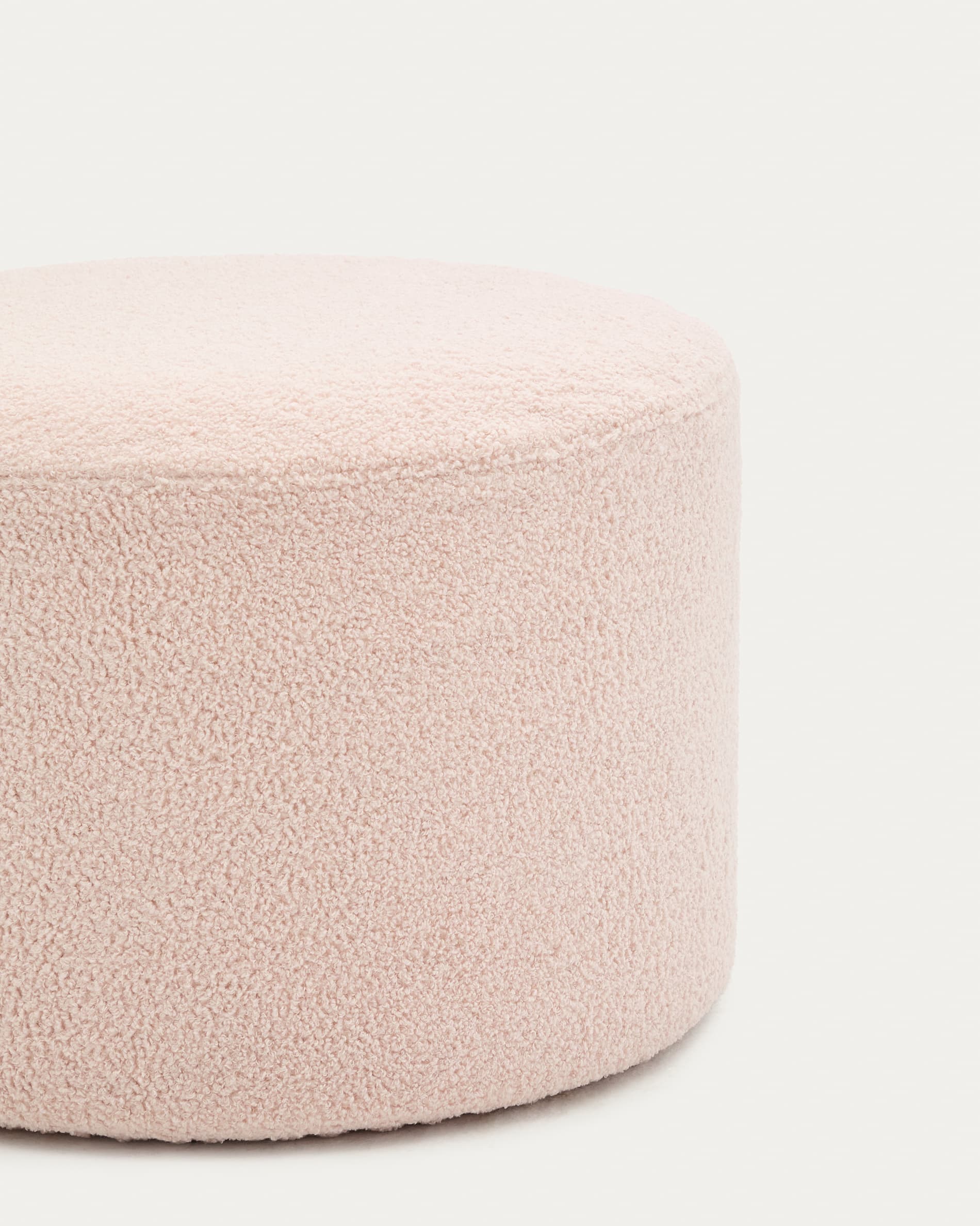 Stylischer Fusshocker Kaeli in zartem rosa Bouclé (Ø 60 cm) mit abnehmbarem Bezug. Ideal für Komfort und Eleganz in Ihrem Zuhause.
