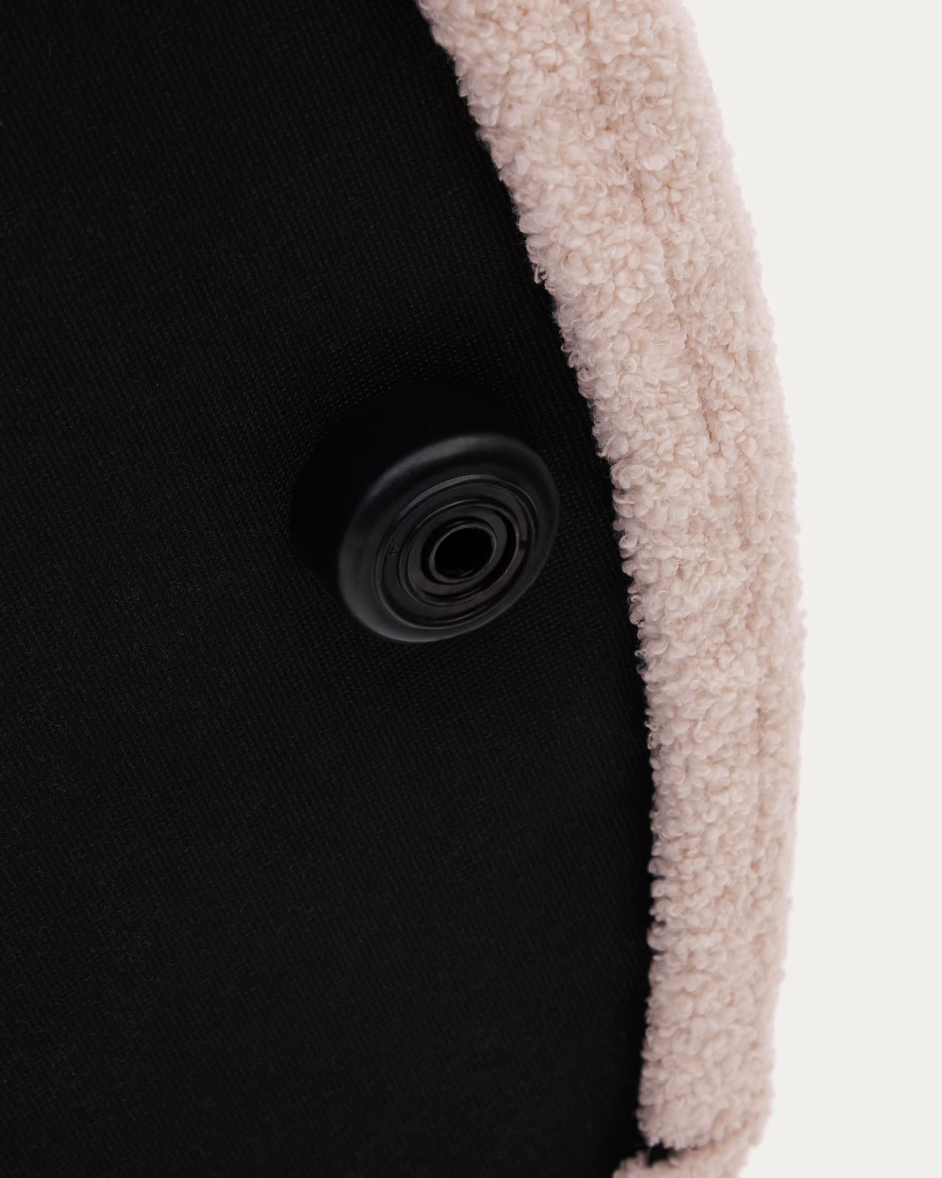 Stilvoller Fusshocker Kaeli in zartem rosa Bouclé (Ø 60 cm) mit abnehmbarem Bezug. Ideal für Komfort und Eleganz in jedem Raum.