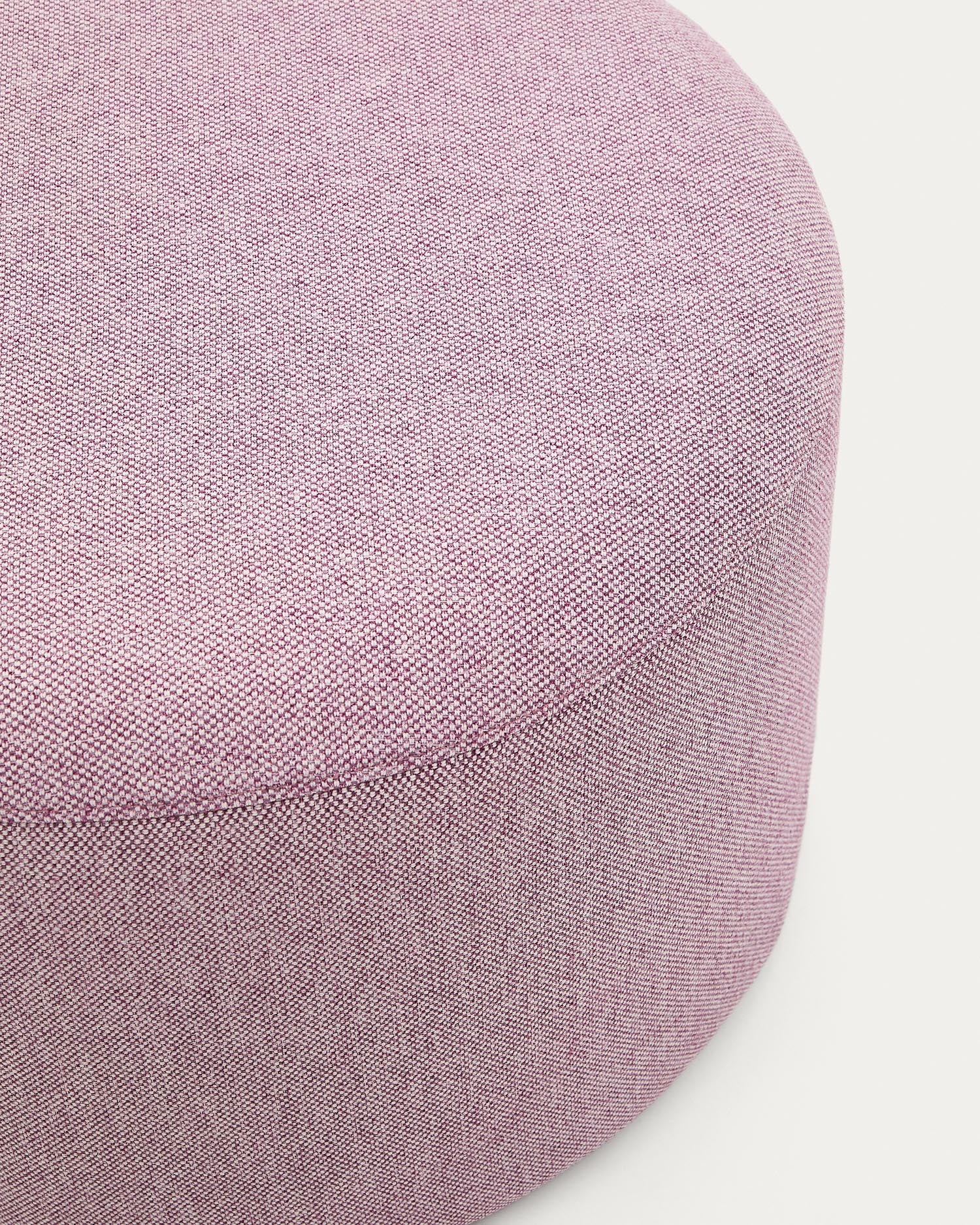 Erleben Sie die Kaeli Fußablage in Violett – ein elegantes Möbelstück, das Komfort und umweltfreundliche Materialien vereint. Perfekt für Ihr Zuhause!