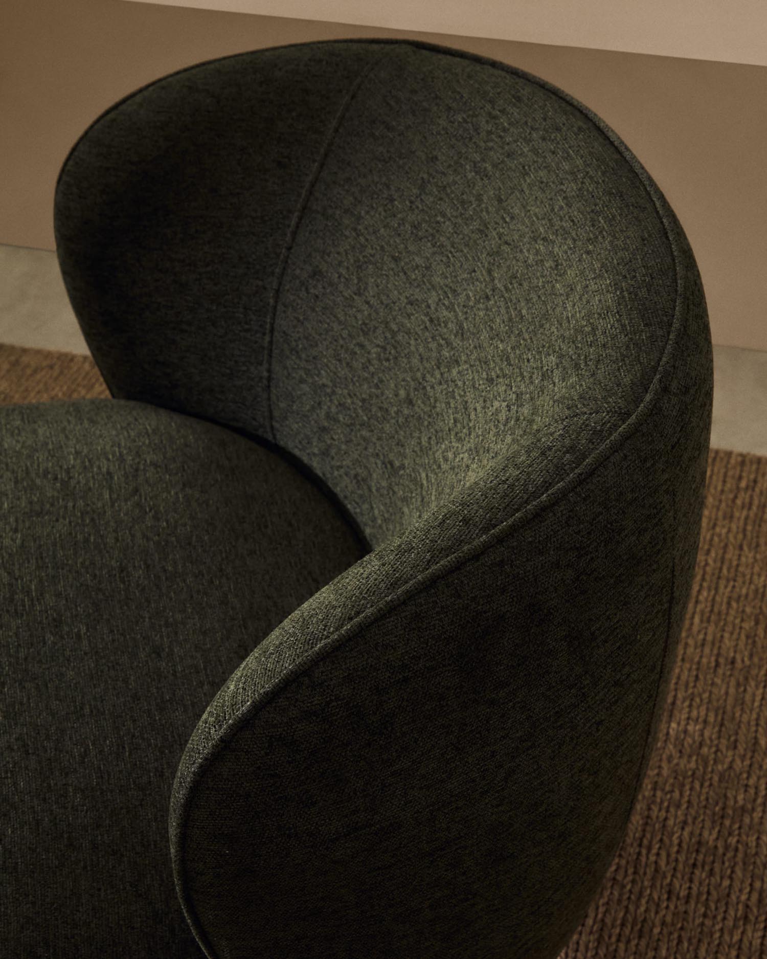 Eleganter Sessel Ulit mit grünem Chenillebezug und Beinen aus massivem Buchenholz in natürlichem Finish, modern und komfortabel.