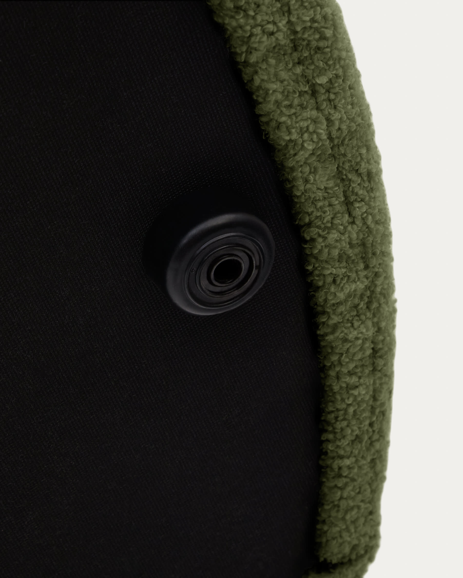 Eleganter Fusshocker Kaeli in grünem Bouclé (Ø 90 cm) – stilvoll, pflegeleicht und perfekt für jeden Raum. Ein Must-Have für Ihr Zuhause!