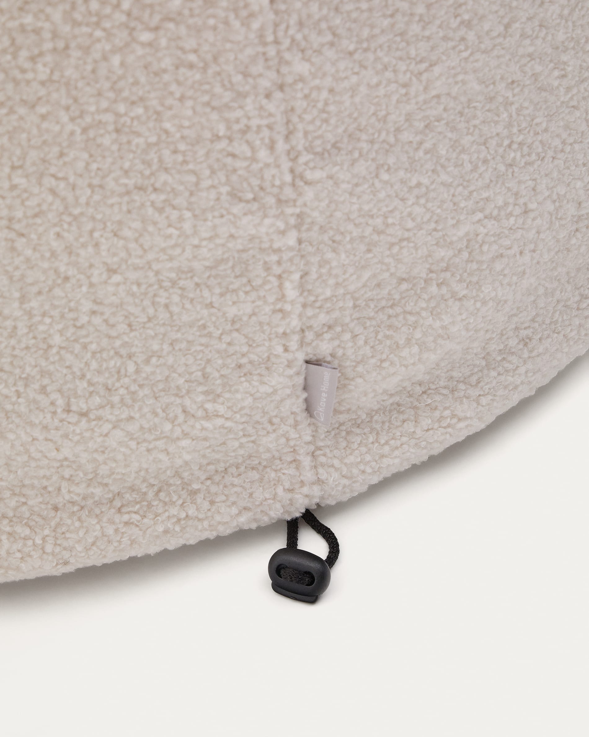 Stilvoller Fusshocker Kaeli in luxuriösem Bouclé Écru, Ø 90 cm. Abnehmbarer Bezug aus recyceltem Polyester, perfekt für Komfort und modernes Wohnen.