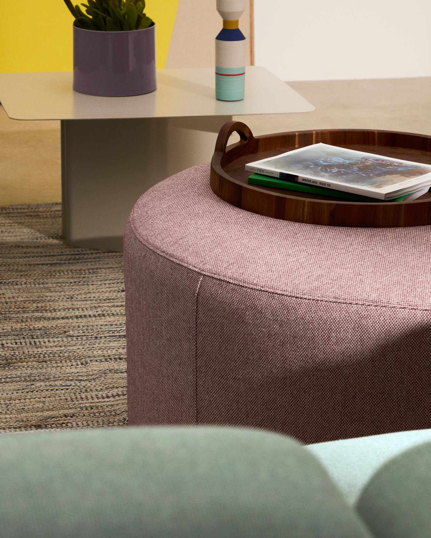 Verleihen Sie Ihrem Raum mit der Kaeli Fußablage in Violett einen Hauch von Eleganz. Nachhaltig, pflegeleicht und ideal für jeden Wohnstil!