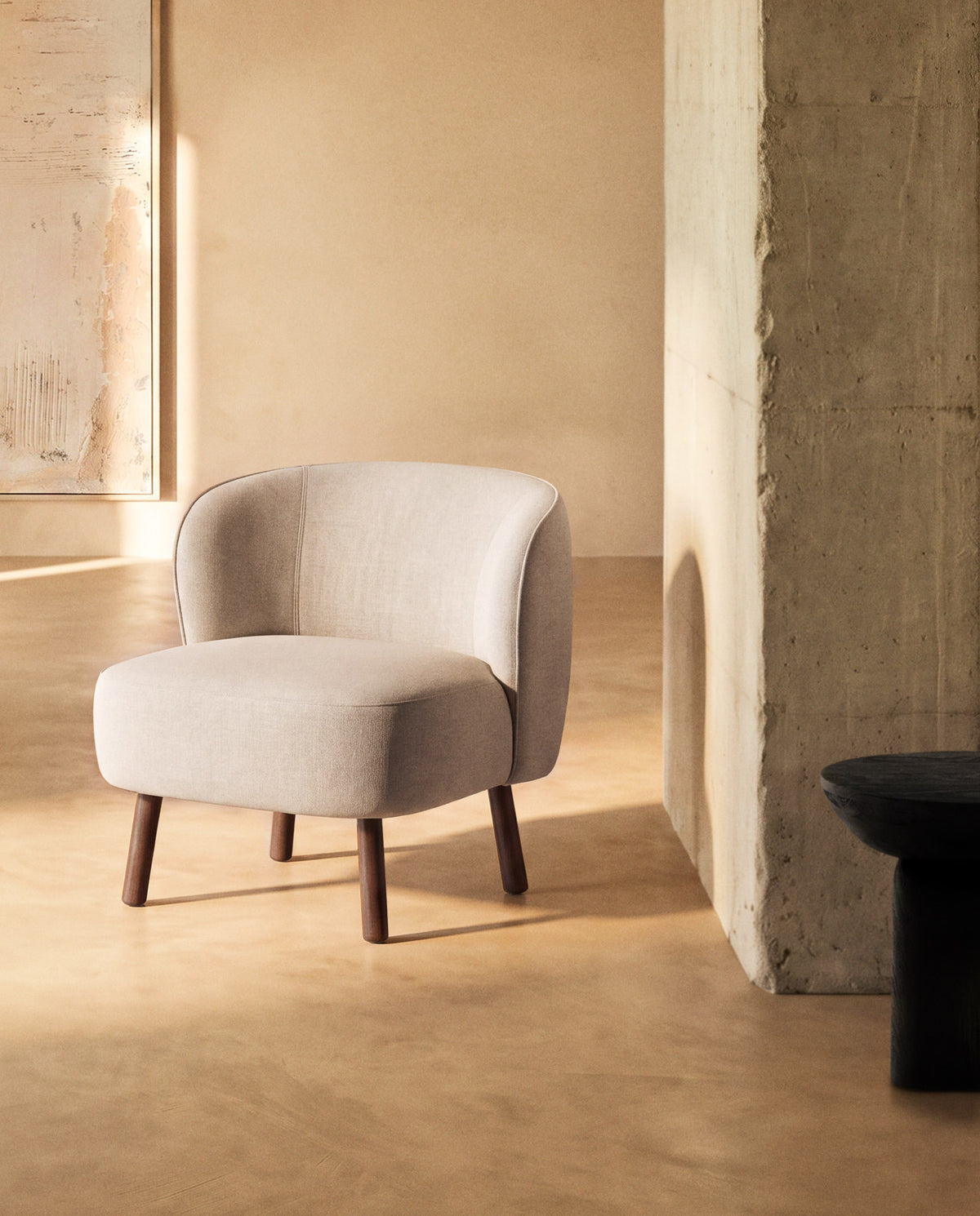 Sessel Ulit aus beiger Chenille mit Beinen aus massivem Eschenholz mit Nussbaum-Finish in Beige präsentiert im Onlineshop von KAQTU Design AG. Sessel ist von Kave Home