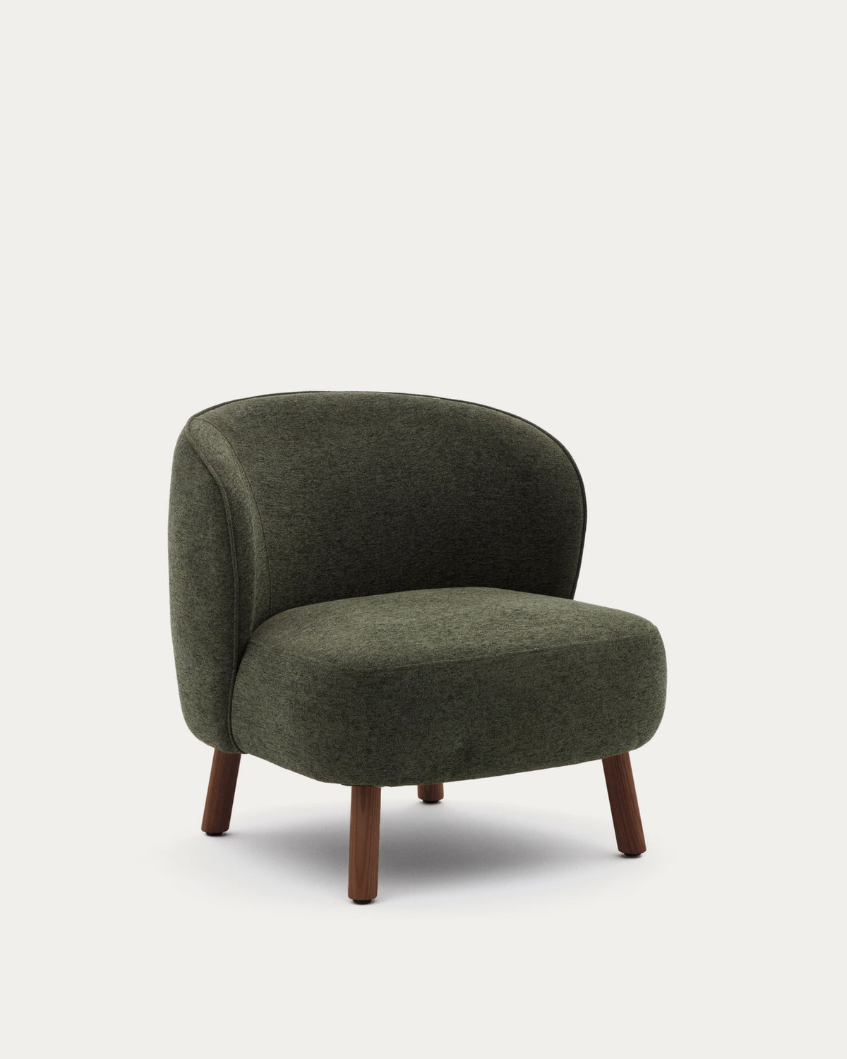 Sessel Ulit aus grüner Chenille mit Beinen aus massivem Eschenholz mit Nussbaum-Finish in Grün präsentiert im Onlineshop von KAQTU Design AG. Sessel ist von Kave Home