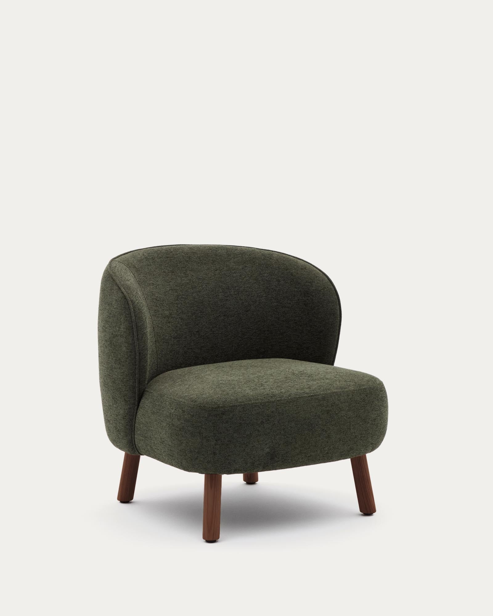Sessel Ulit aus grüner Chenille mit Beinen aus massivem Eschenholz mit Nussbaum-Finish in Grün präsentiert im Onlineshop von KAQTU Design AG. Sessel ist von Kave Home