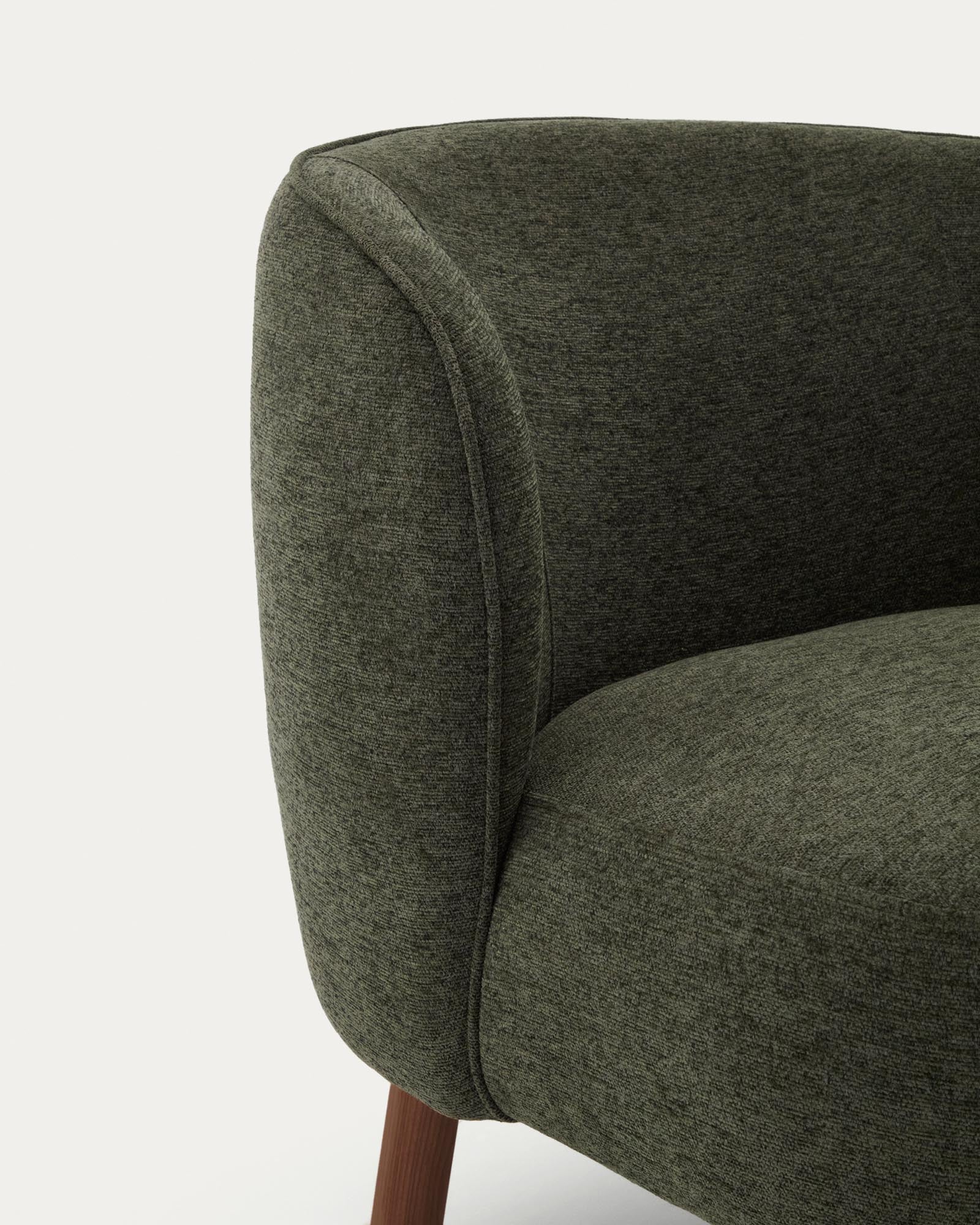 Moderner Sessel Ulit in luxuriösem grünem Chenille, kombiniert mit robusten Eschenholzbeinen in edlem Nussbaum-Finish, perfekt für jedes Zuhause.