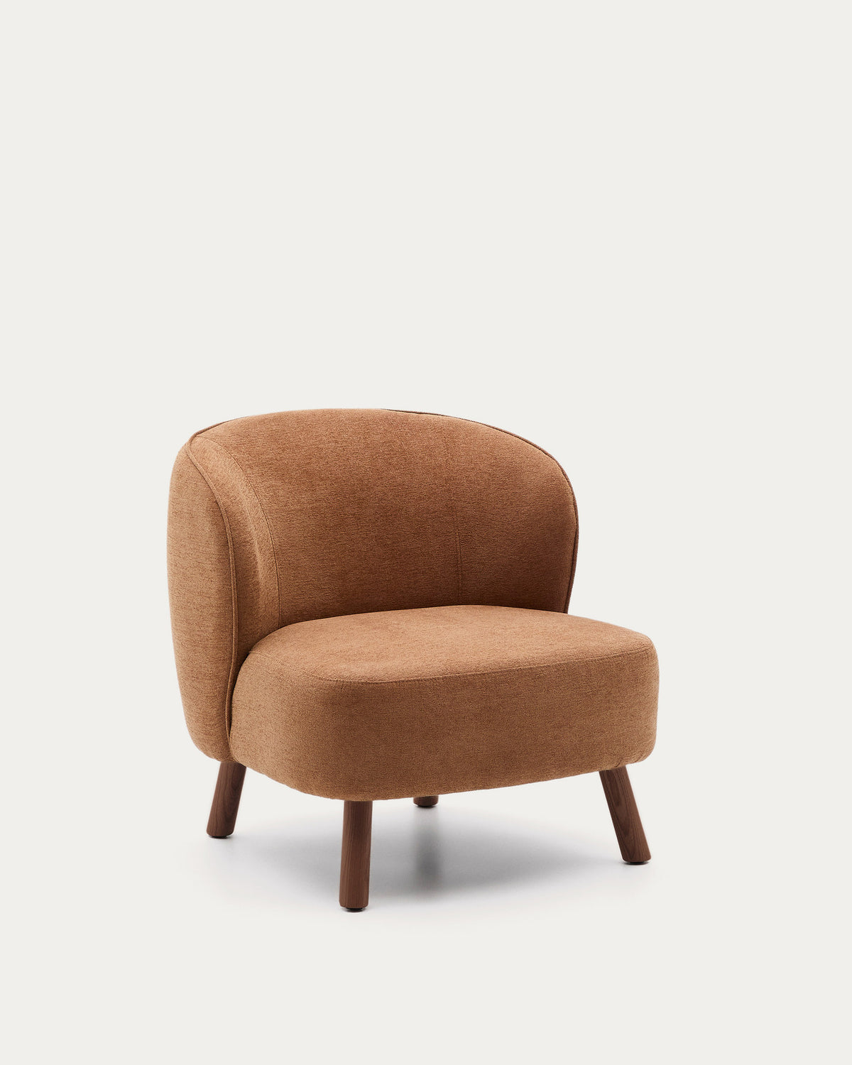 Sessel Ulit aus terrakottafarbener Chenille mit Beinen aus massivem Eschenholz mit Nussbaum-Finish in Terrakotta präsentiert im Onlineshop von KAQTU Design AG. Sessel ist von Kave Home