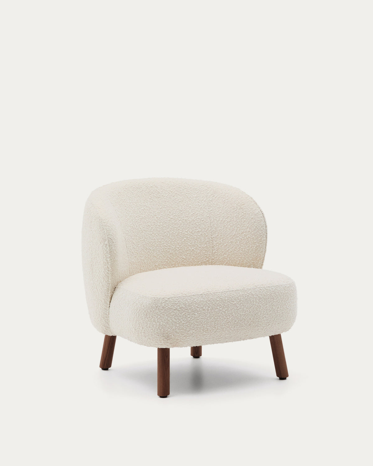 Sessel Ulit aus weissem Lammfellimitat mit Beinen aus massivem Eschenholz mit Nussbaum-Finish in Weiss präsentiert im Onlineshop von KAQTU Design AG. Sessel ist von Kave Home