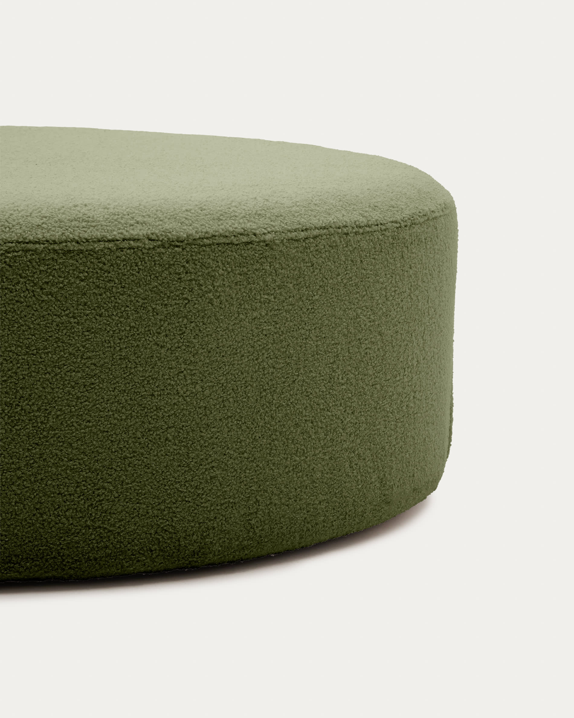 Eleganter Fusshocker Kaeli in grünem Bouclé, Ø 120 cm von Kave Home. Stilvoll, funktional und pflegeleicht – perfekt für jedes Zuhause.